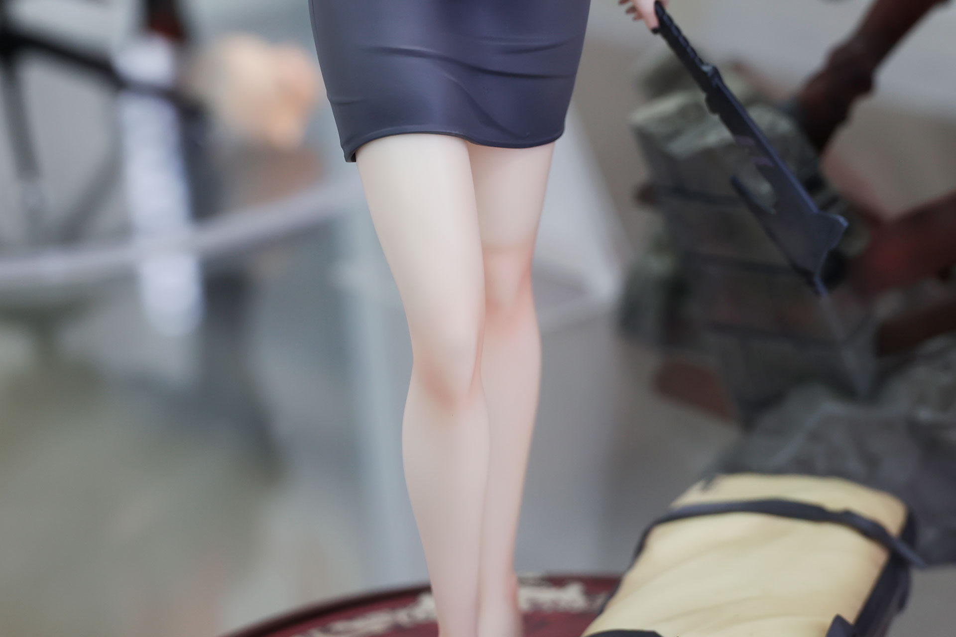 ドレスの下から美しい脚が伸びている