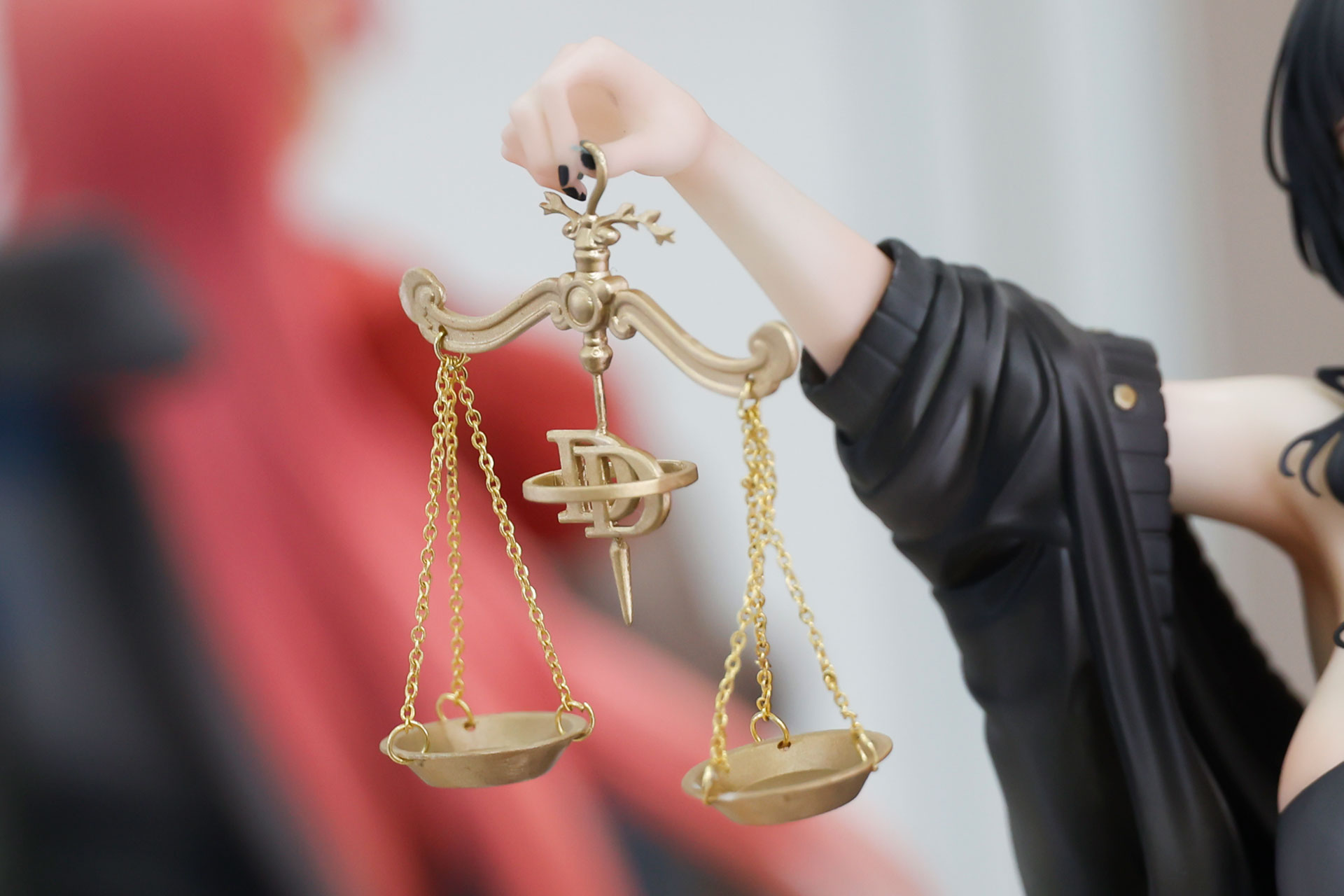 天秤を掲げているところも印象的だ