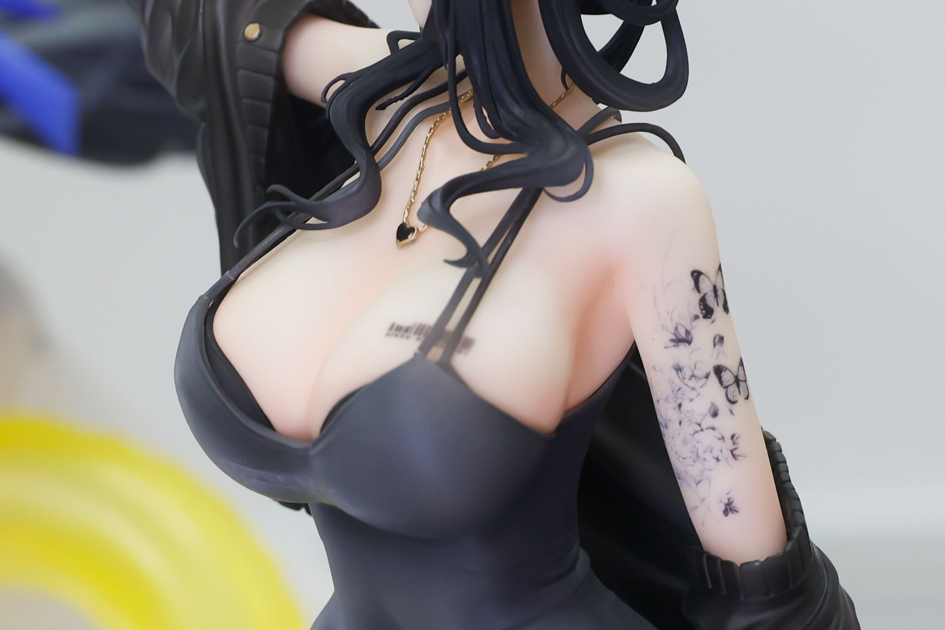 胸元や腕のタトゥーもしっかり再現されている