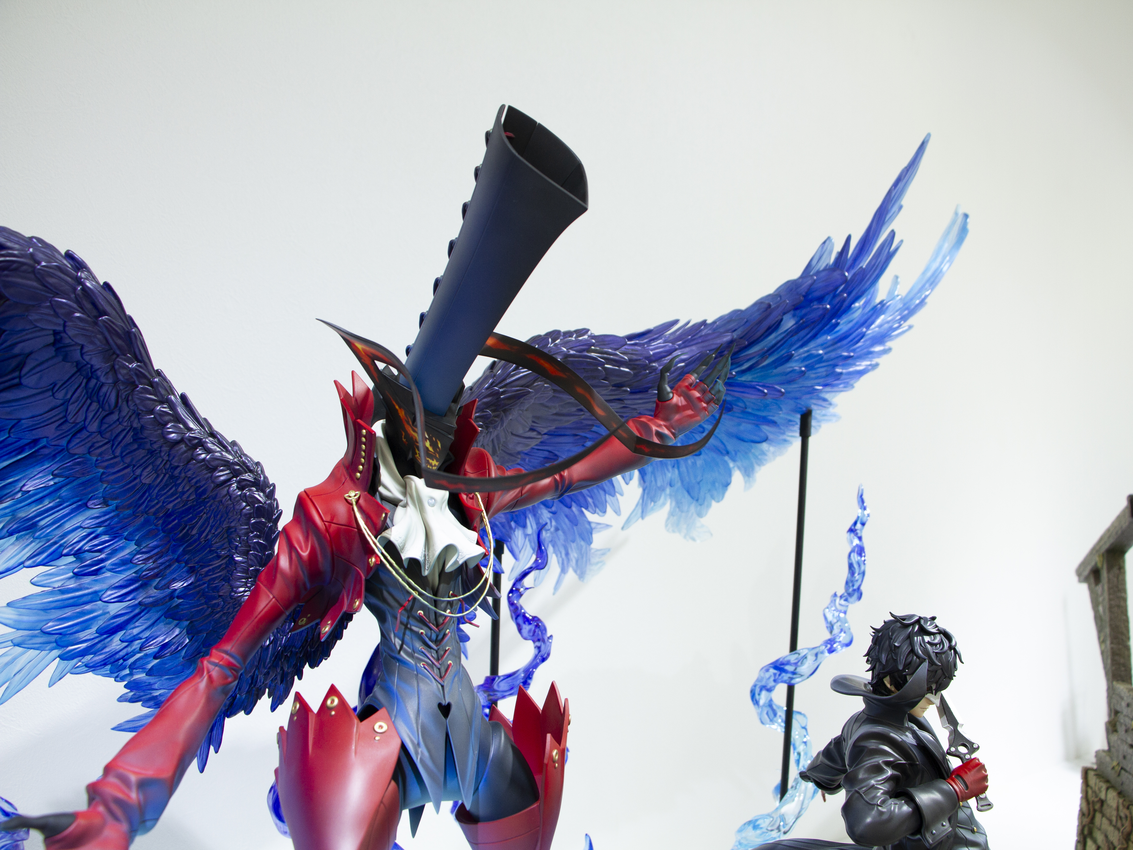 燕尾服とジャケット、ジャボを着けたような美しいデザインを表現豊かに造形