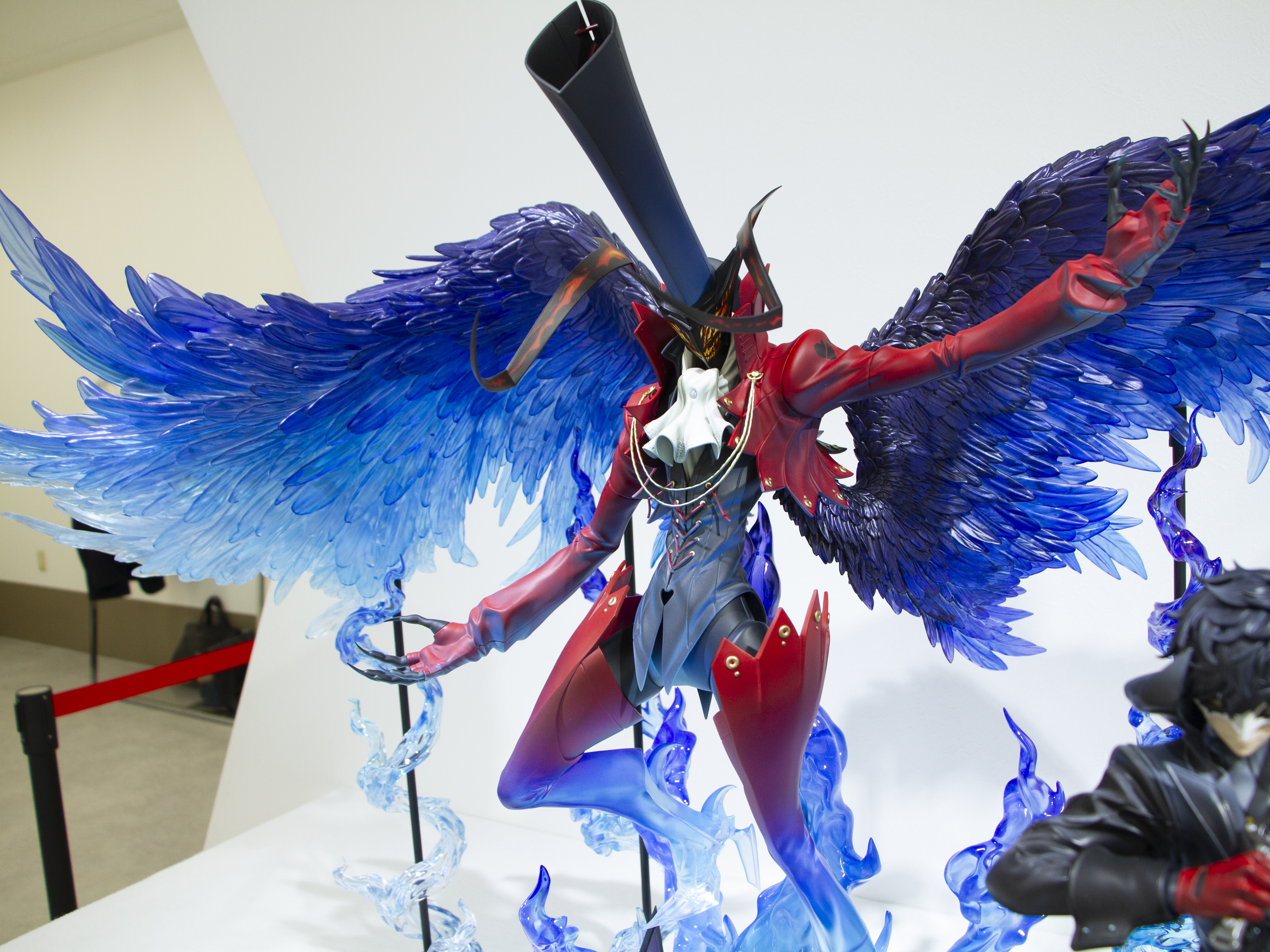 台座はペルソナを呼び出したかのような造形