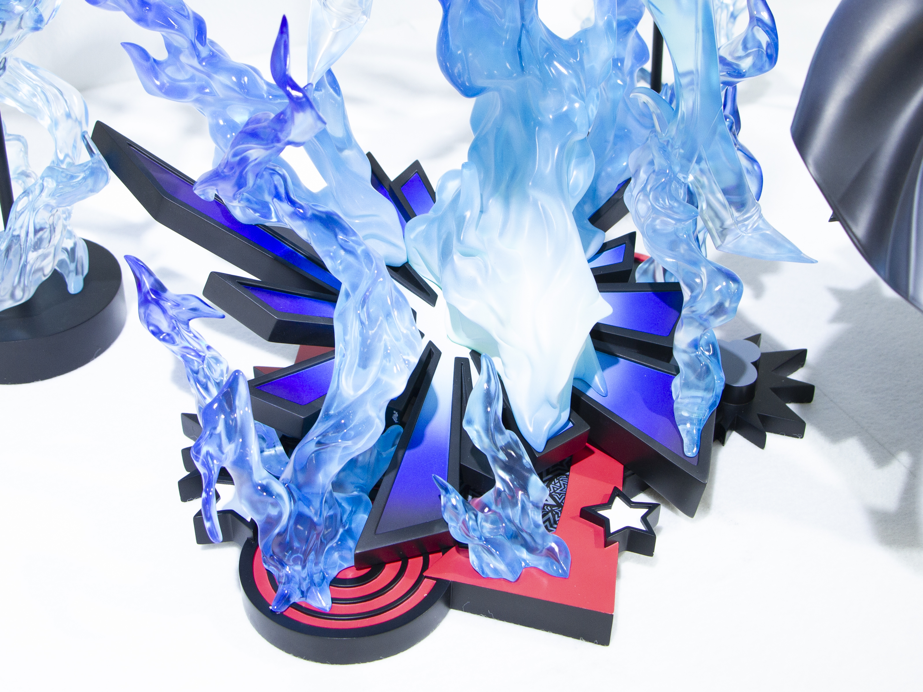 台座はペルソナを呼び出したかのような造形