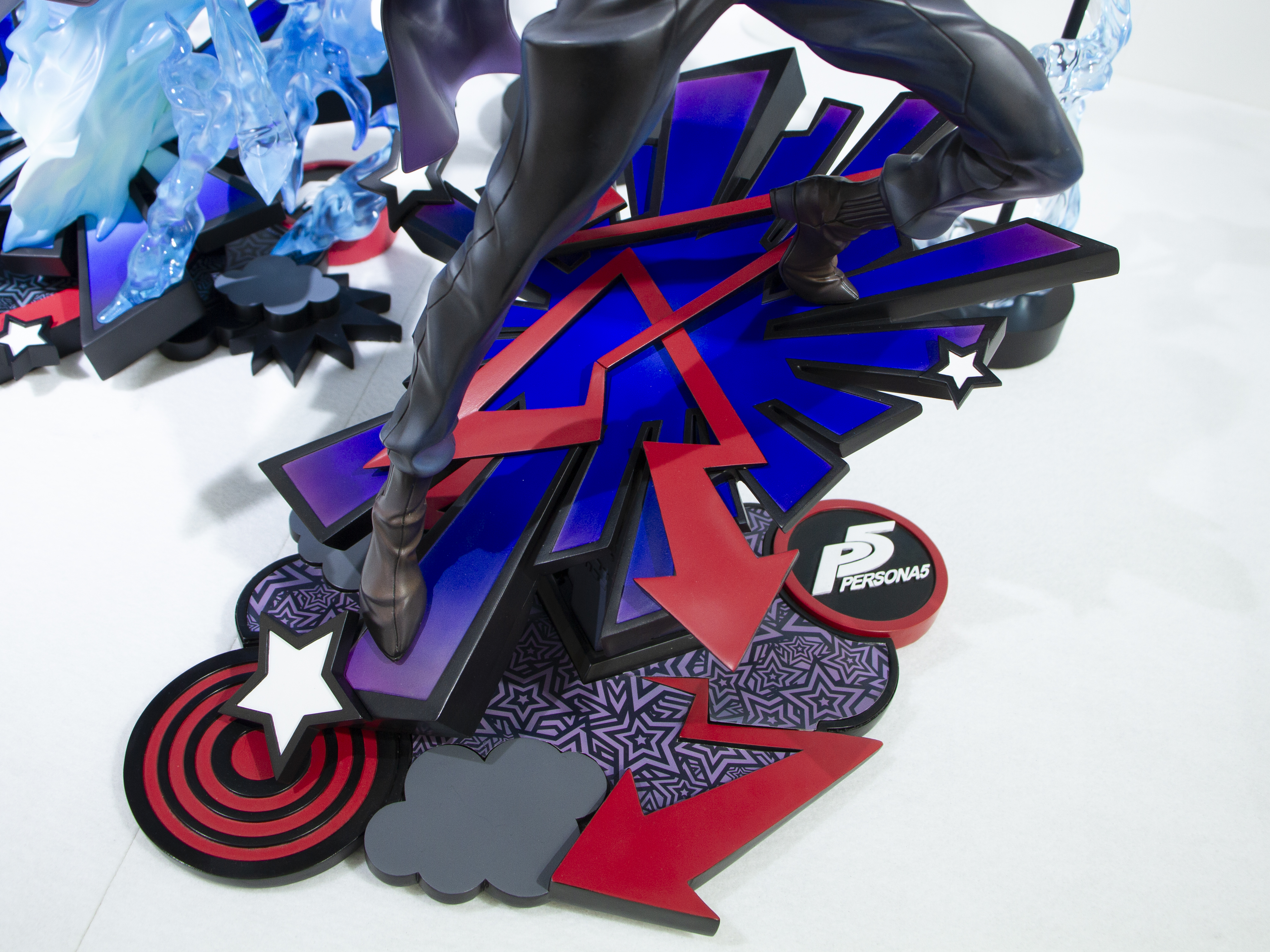 台座は戦闘リザルトを思わせる、何度も曲がった矢印が描かれている