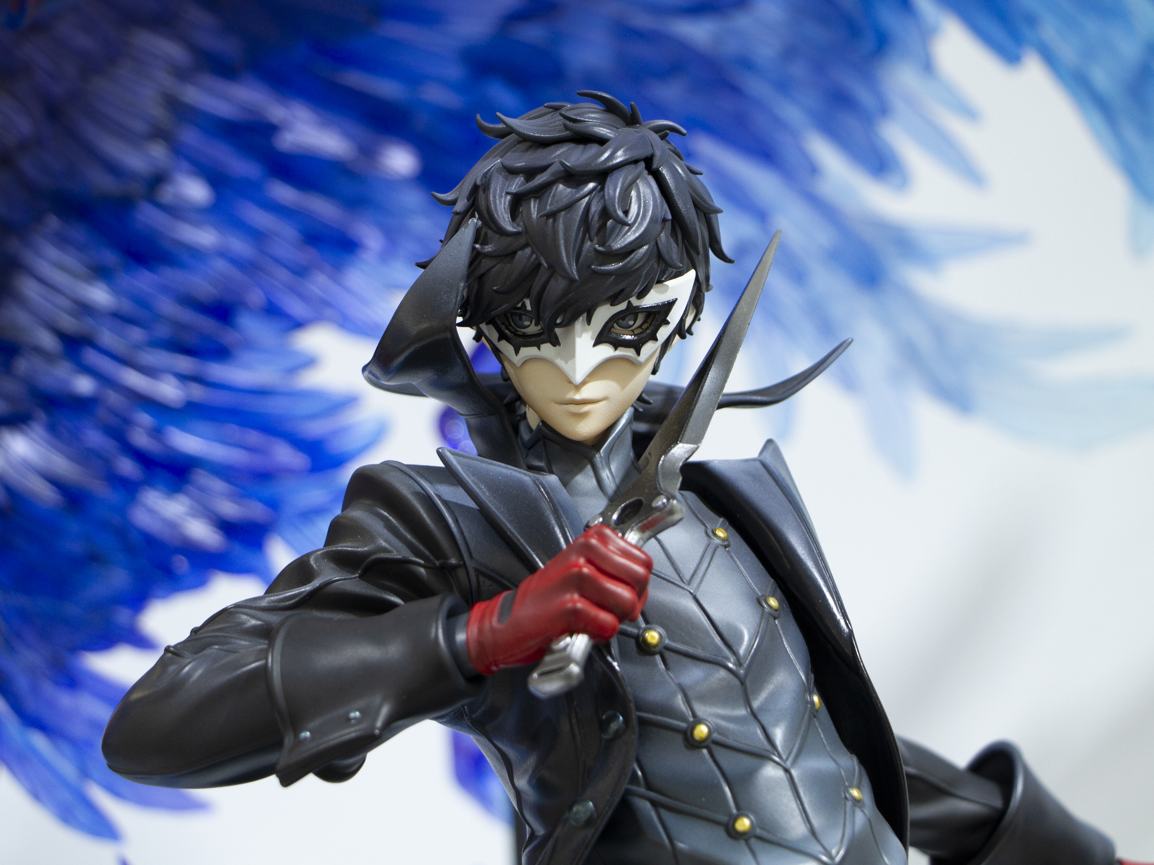 無表情のようでかすかにニヤリと笑っている