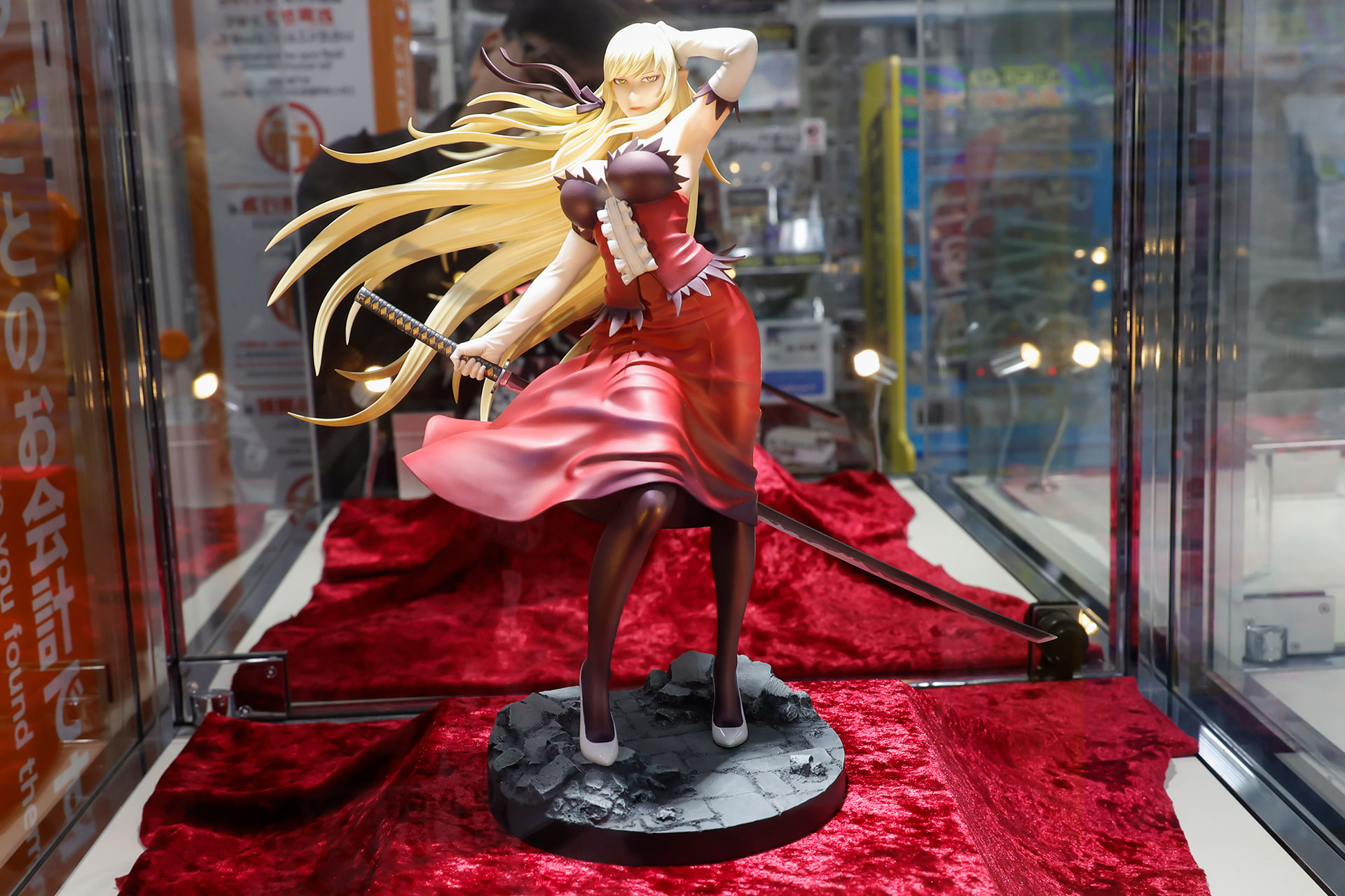 フィギュアの素材はPVCとABSで、全高は約270mmだ