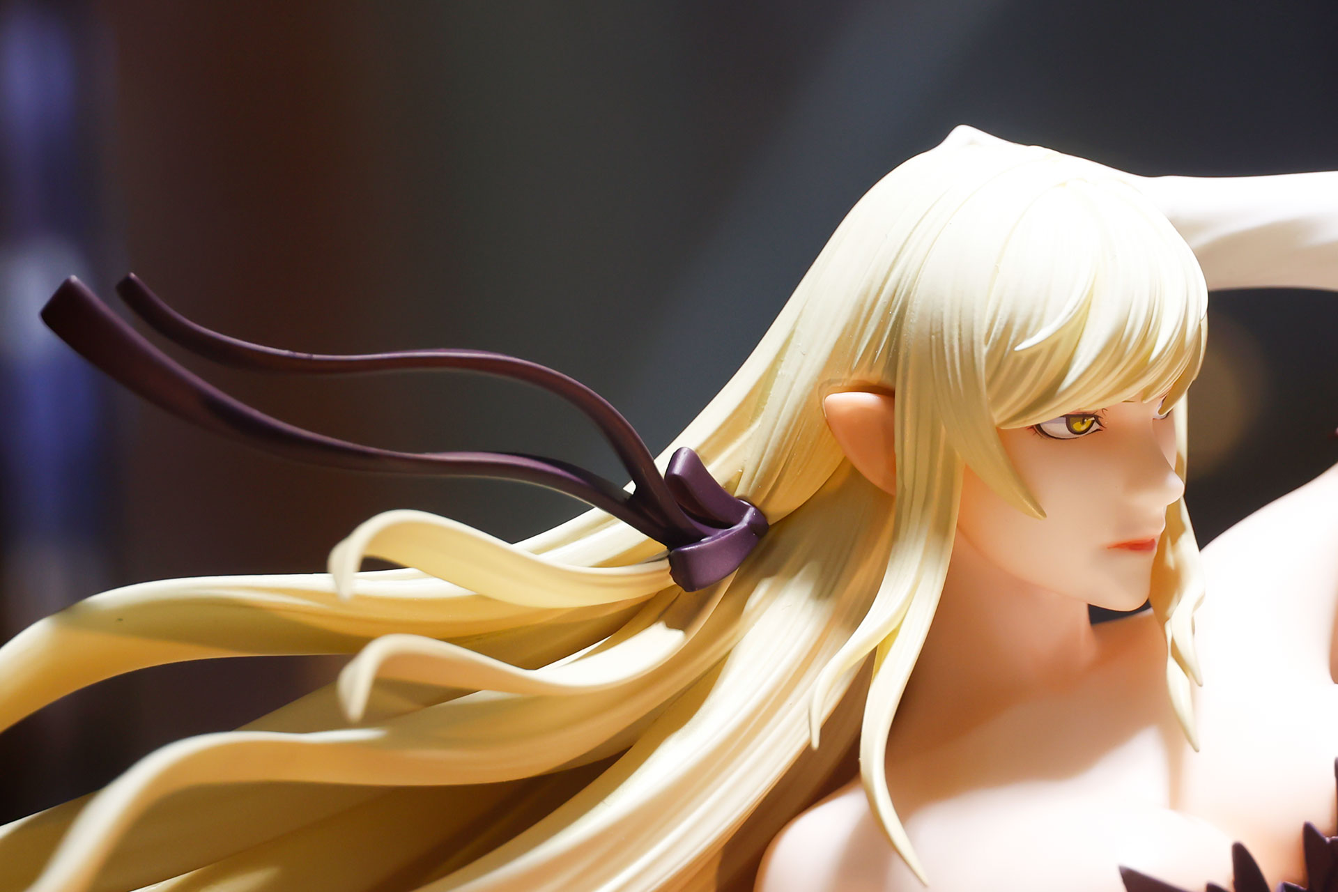 髪にはリボンが付けられている