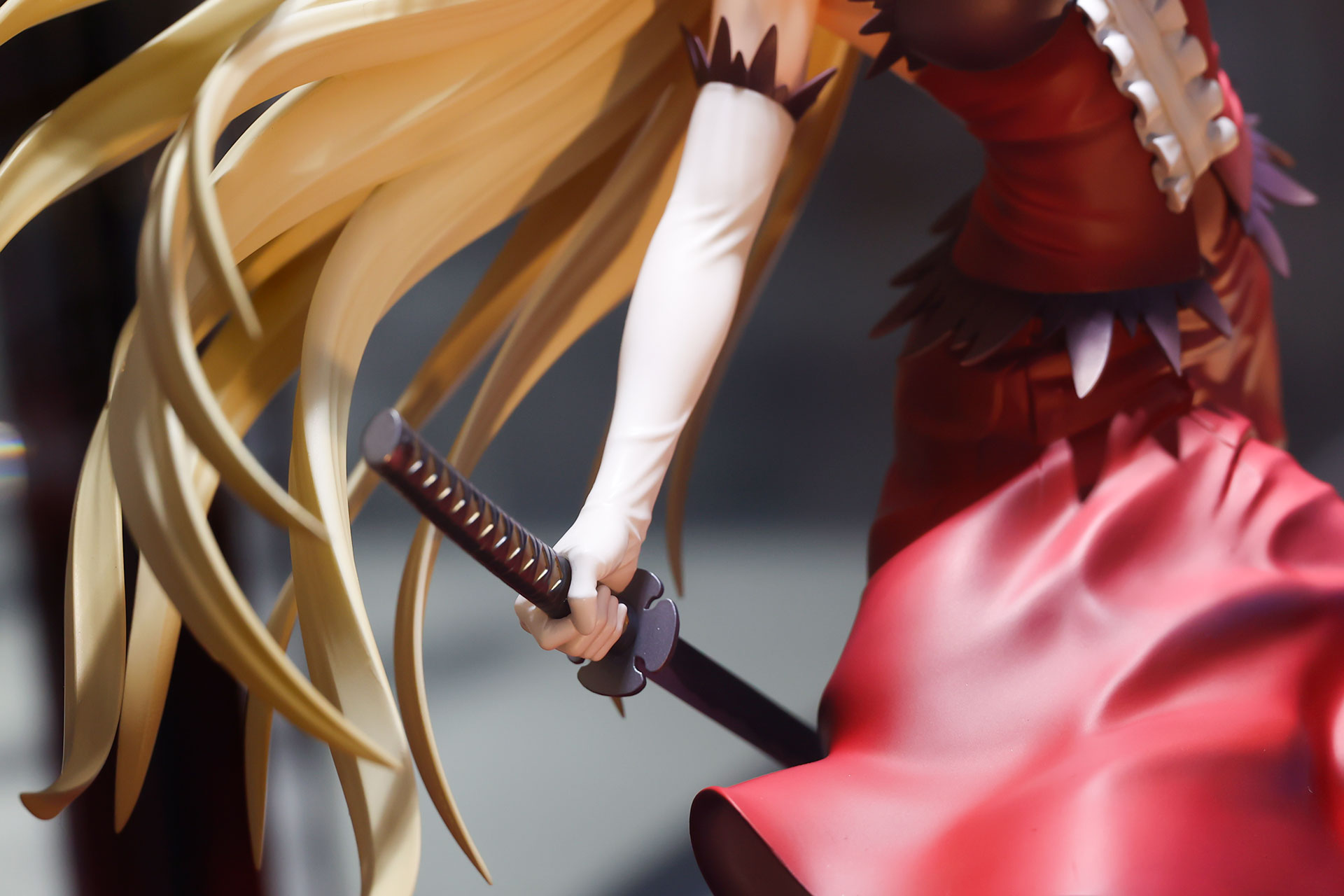 腕のシワは血管が浮き上がっているかのようだ