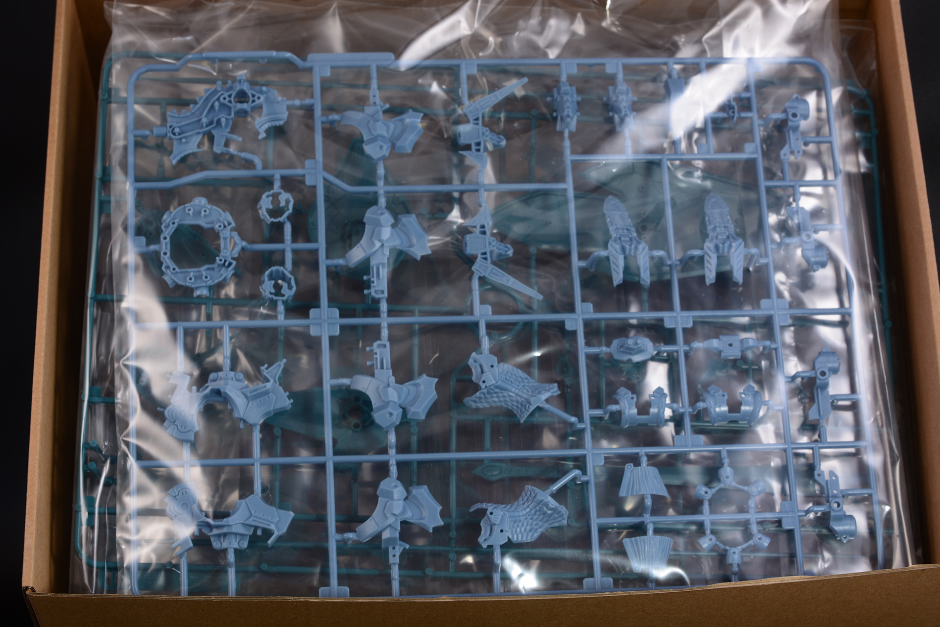 パッケージの中にはパーツがぎっしり詰まっている