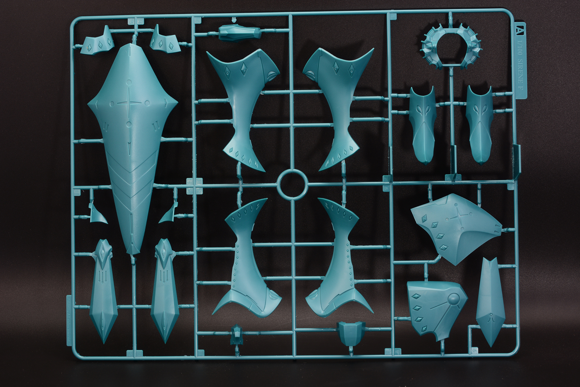 基本色となる孔雀色の"皇帝色"を再現した成型色