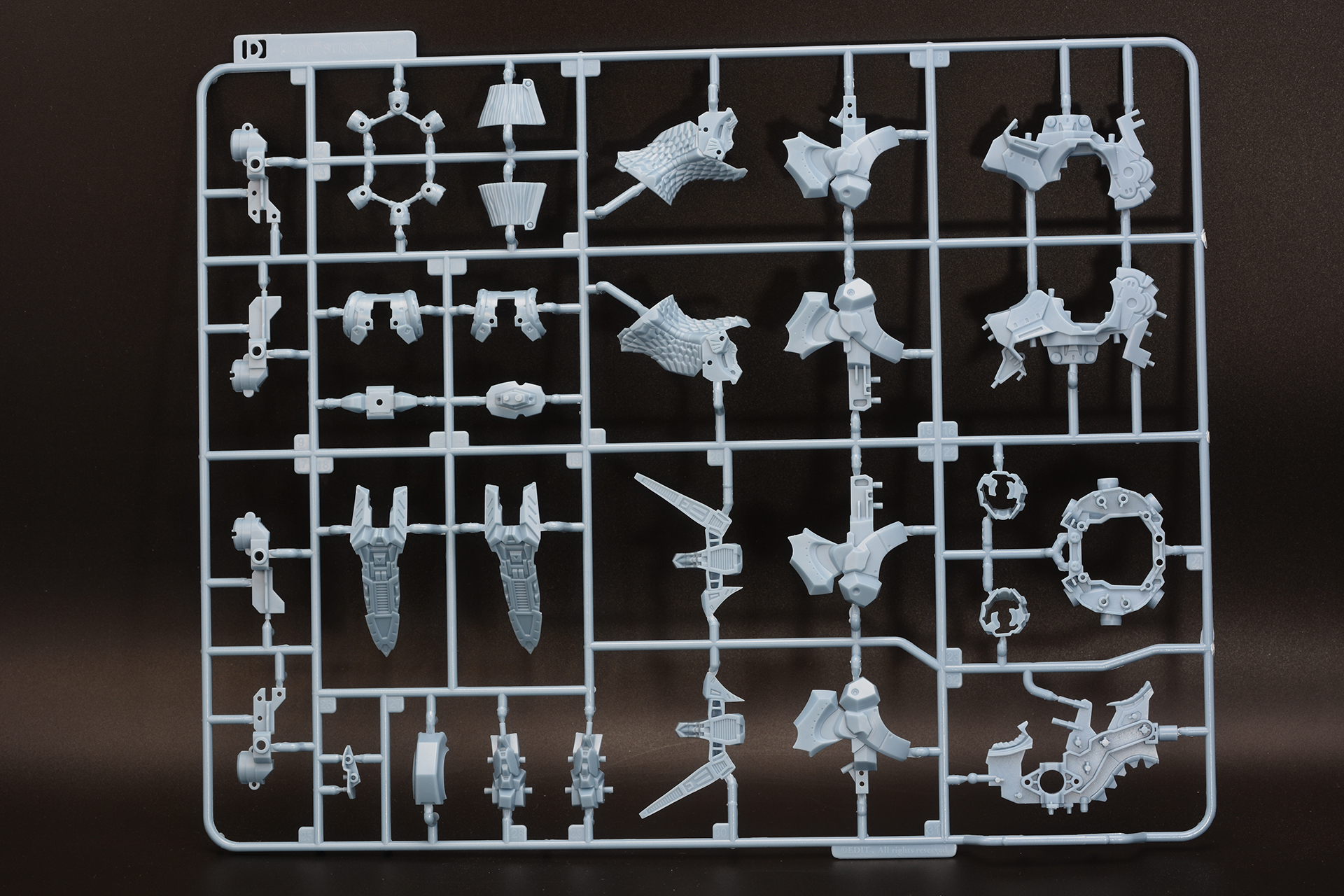 関節、フレーム色のグレーブルーで成型されたパーツ