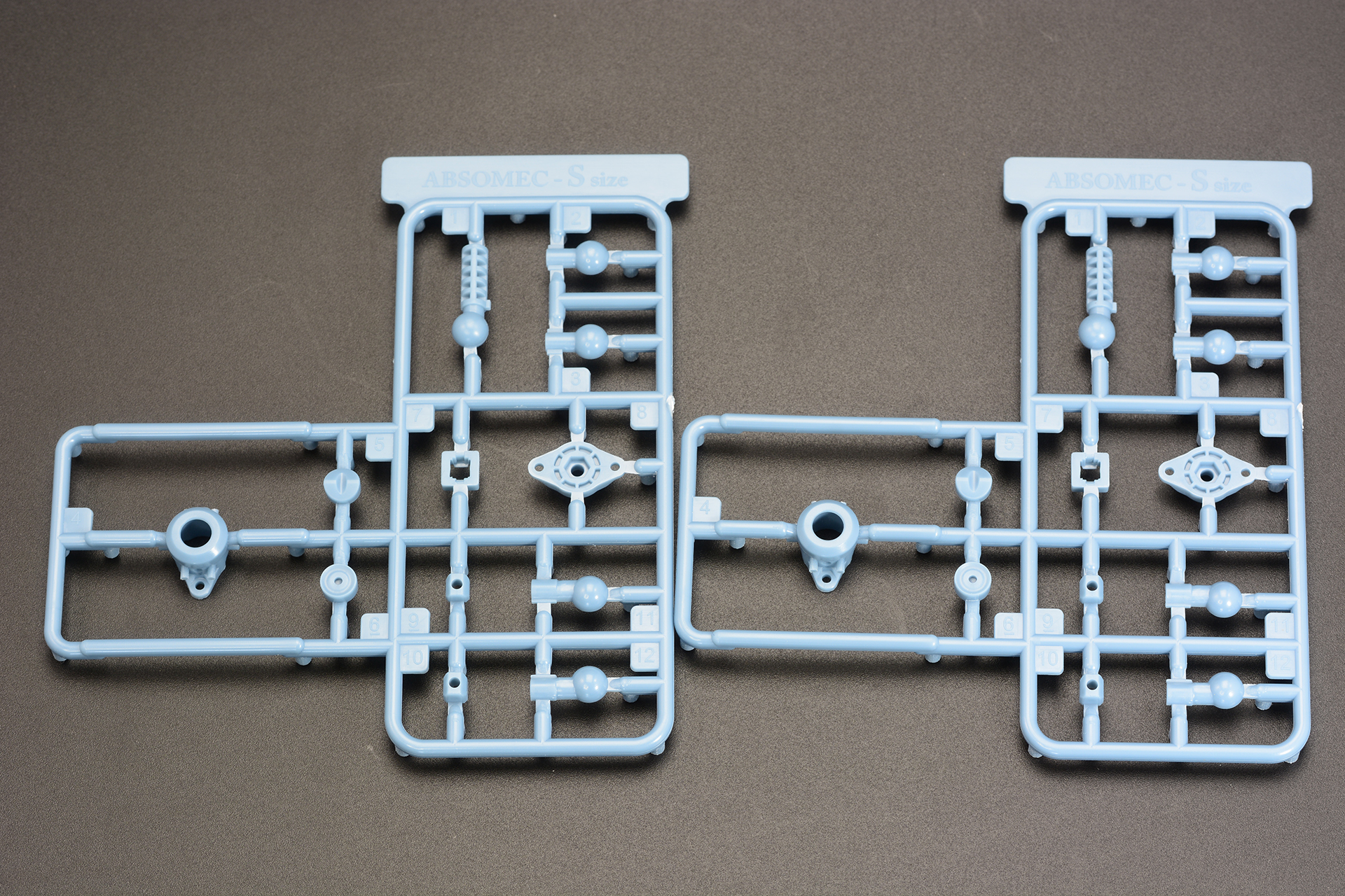 半完成モデル「ABSOMEC」の名を冠するパーツ。強度を求められる関節に使用される