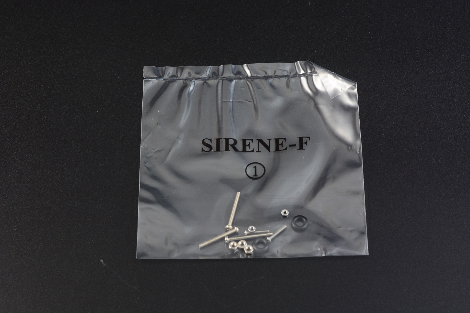 ビスやナット、ゴム製のOリング、こちらも関節用のパーツだ