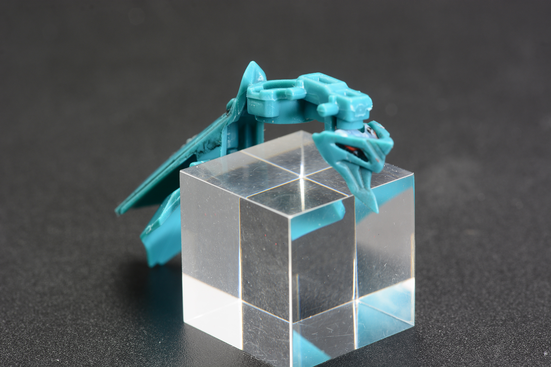 頭の基部となるパーツを組み立てる。目の塗装は細かいが細い筆を使えばしっかり塗装することができる