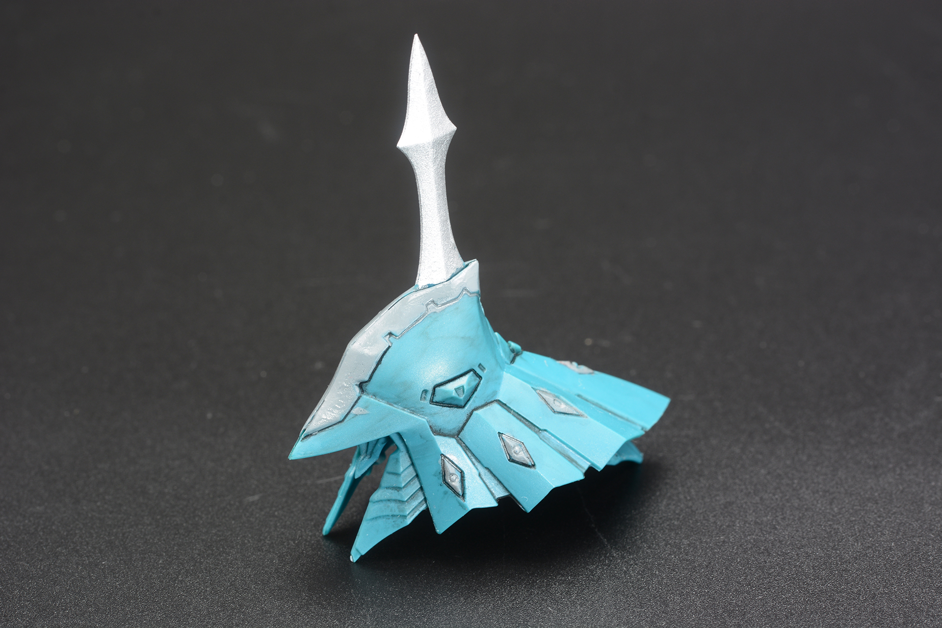 甲冑の兜の意匠が強い頭部。複雑な造形だが、パーツそのものの数は少ない