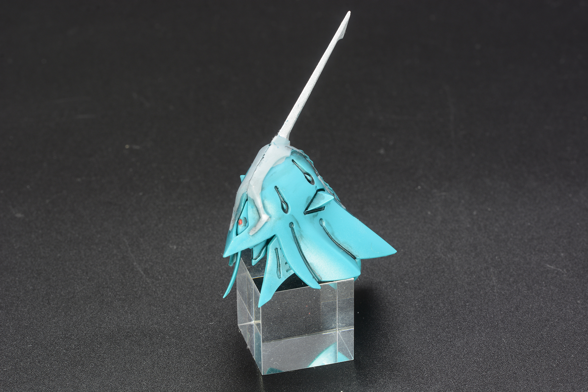 かなり形状の異なる本編仕様の頭部。今回は設定仕様で組み立てたが、頭部や武装は別パーツとして組み立てられる