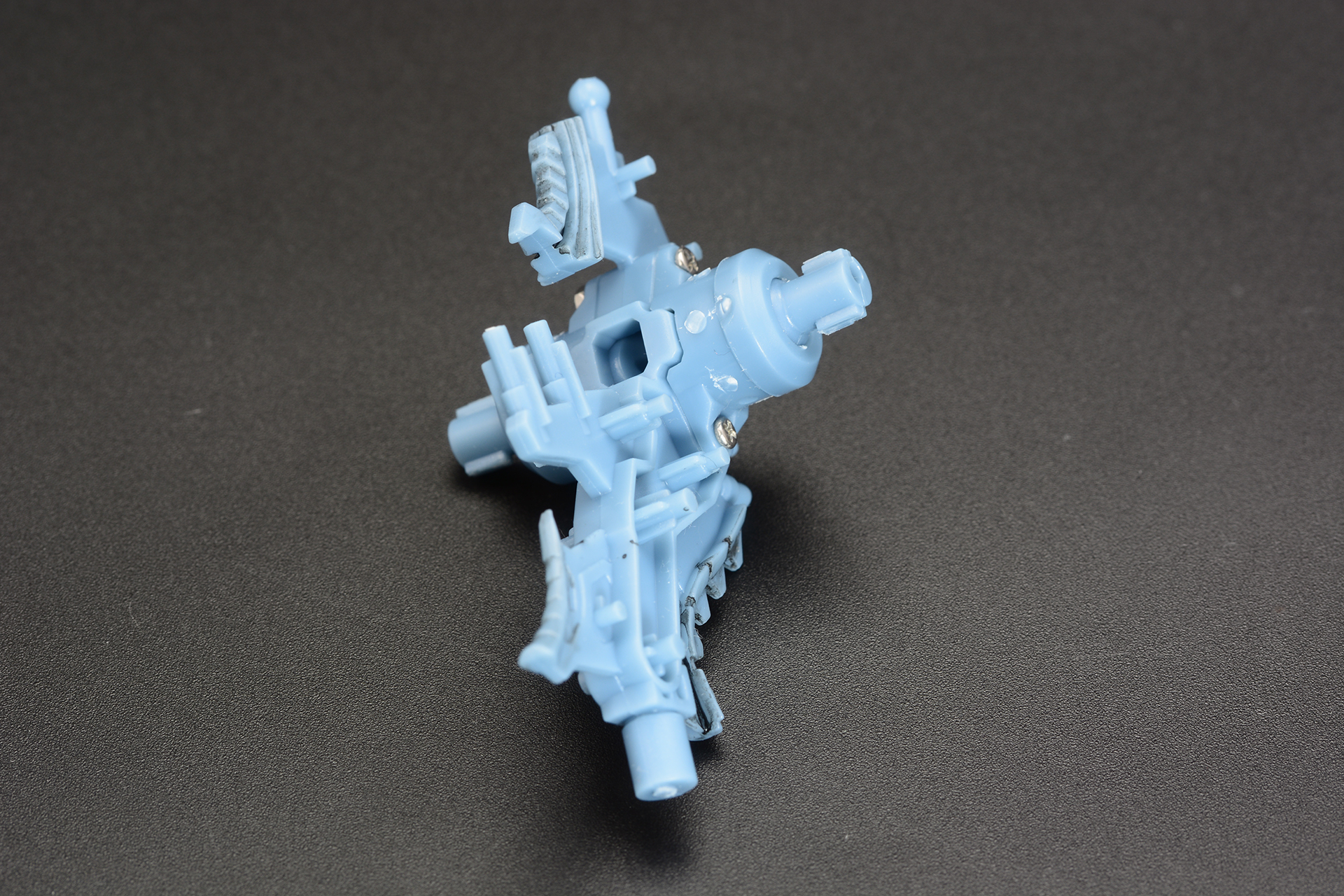 ビスとナットを使い、腕の付け根パーツを挟み込む。内部にはOリングが挟み込まれており、関節にしっかりとしぶみを出させることができる