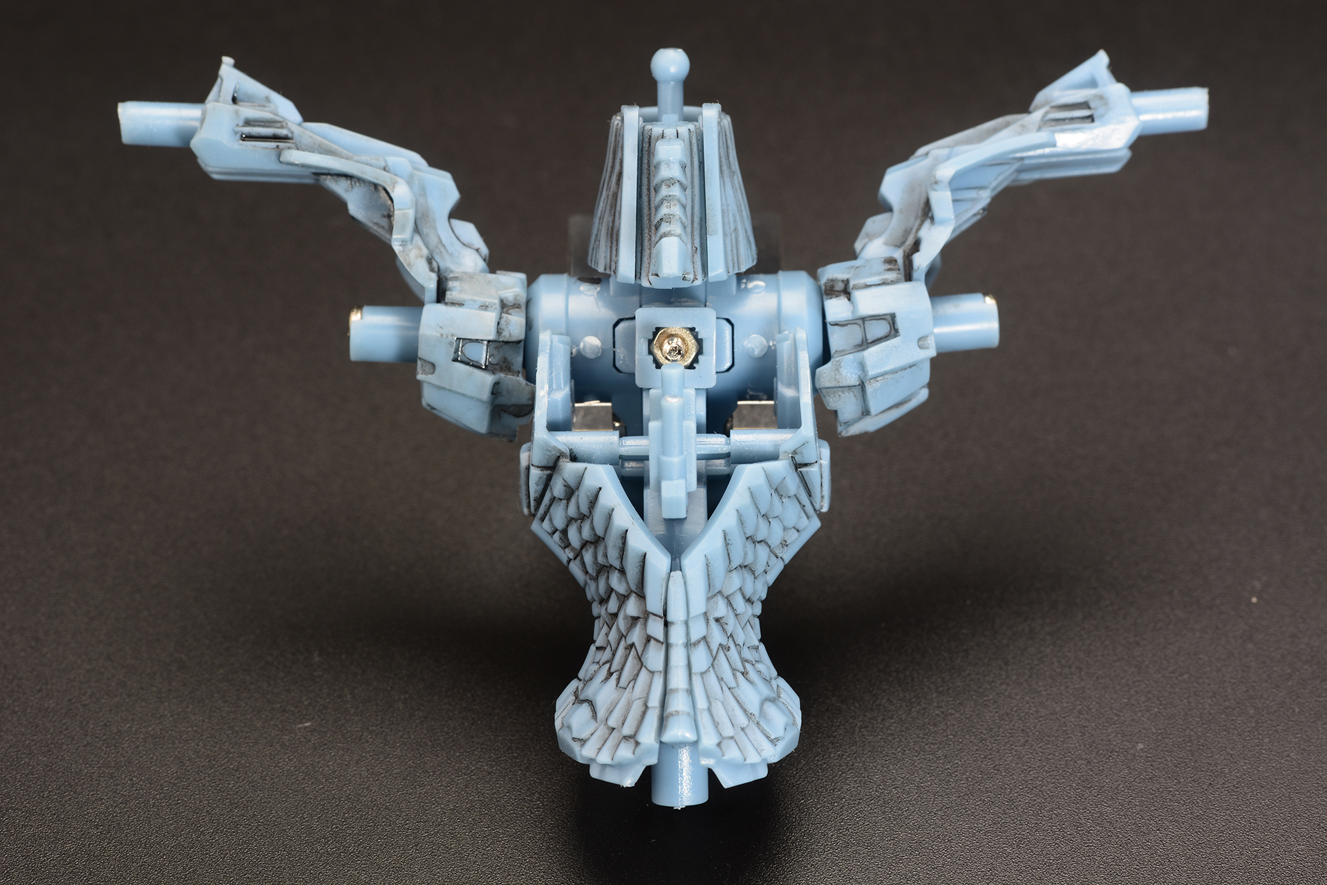 胸の中央にビスを貫通させる。フレームは外部から見えるところにしっかりディテール表現が入れられているのがわかる