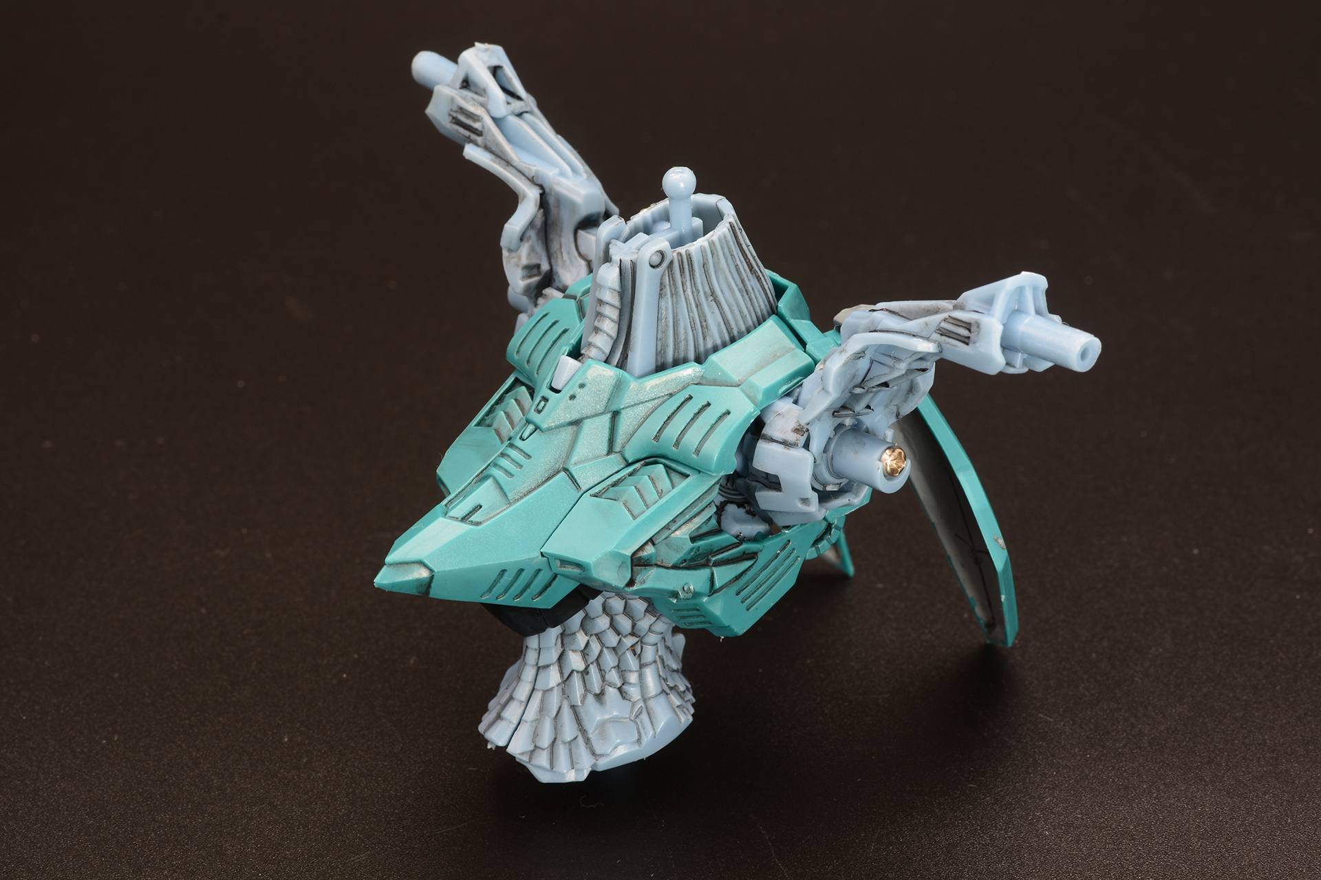 装甲をかぶせていく。「フレームに装甲をまとわせるMHというロボット」の構造が楽しめるパーツ構成だ