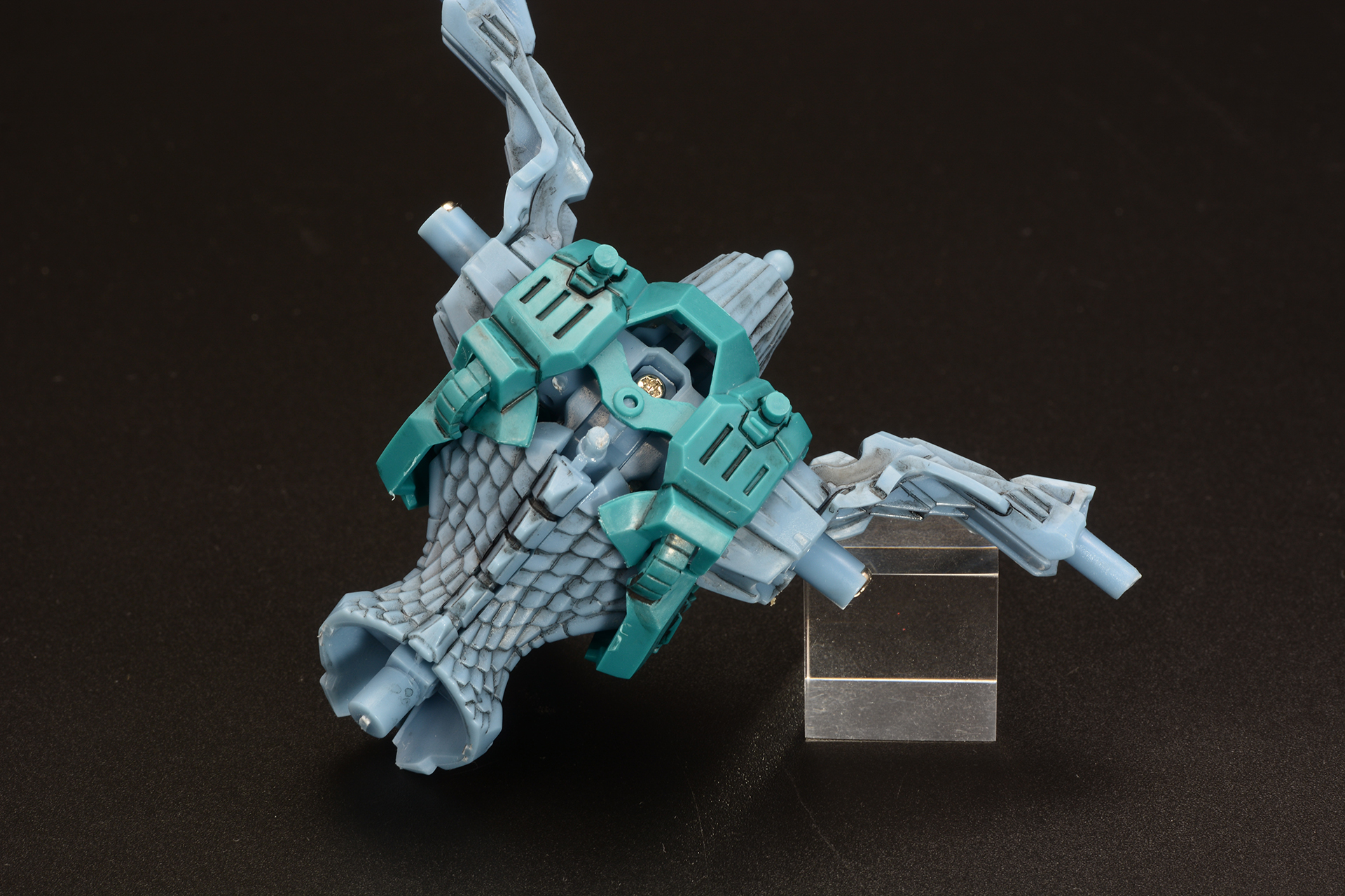 背部装甲の一部は接着せず取り外すようにすることで、組み立て後でもしぶみが調整できる構造になっている