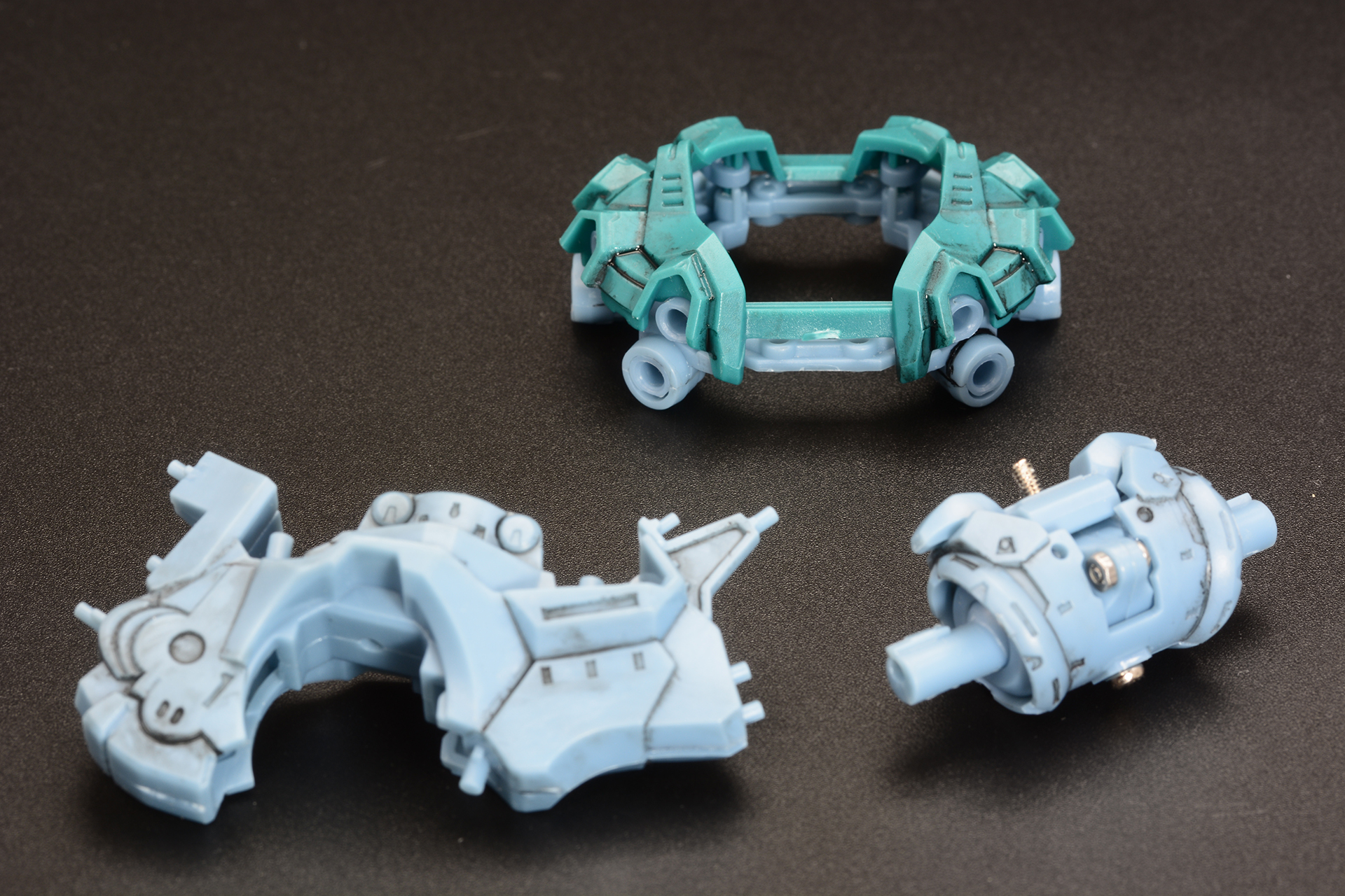 フレームと腰装甲の基部パーツをくみ上げていく