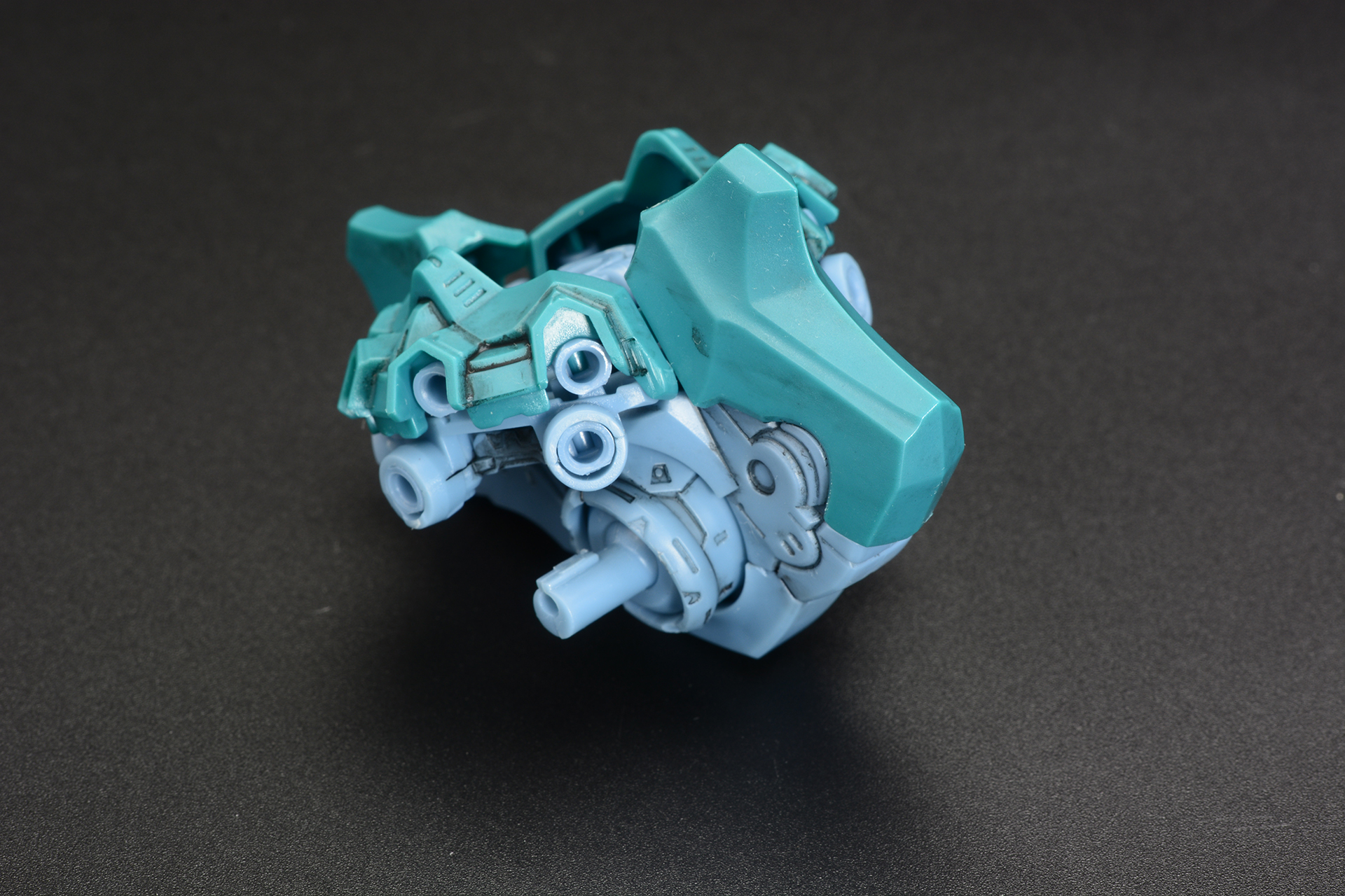 かっちりと合わさる。強度のかかる場所はビスが支えてくれる