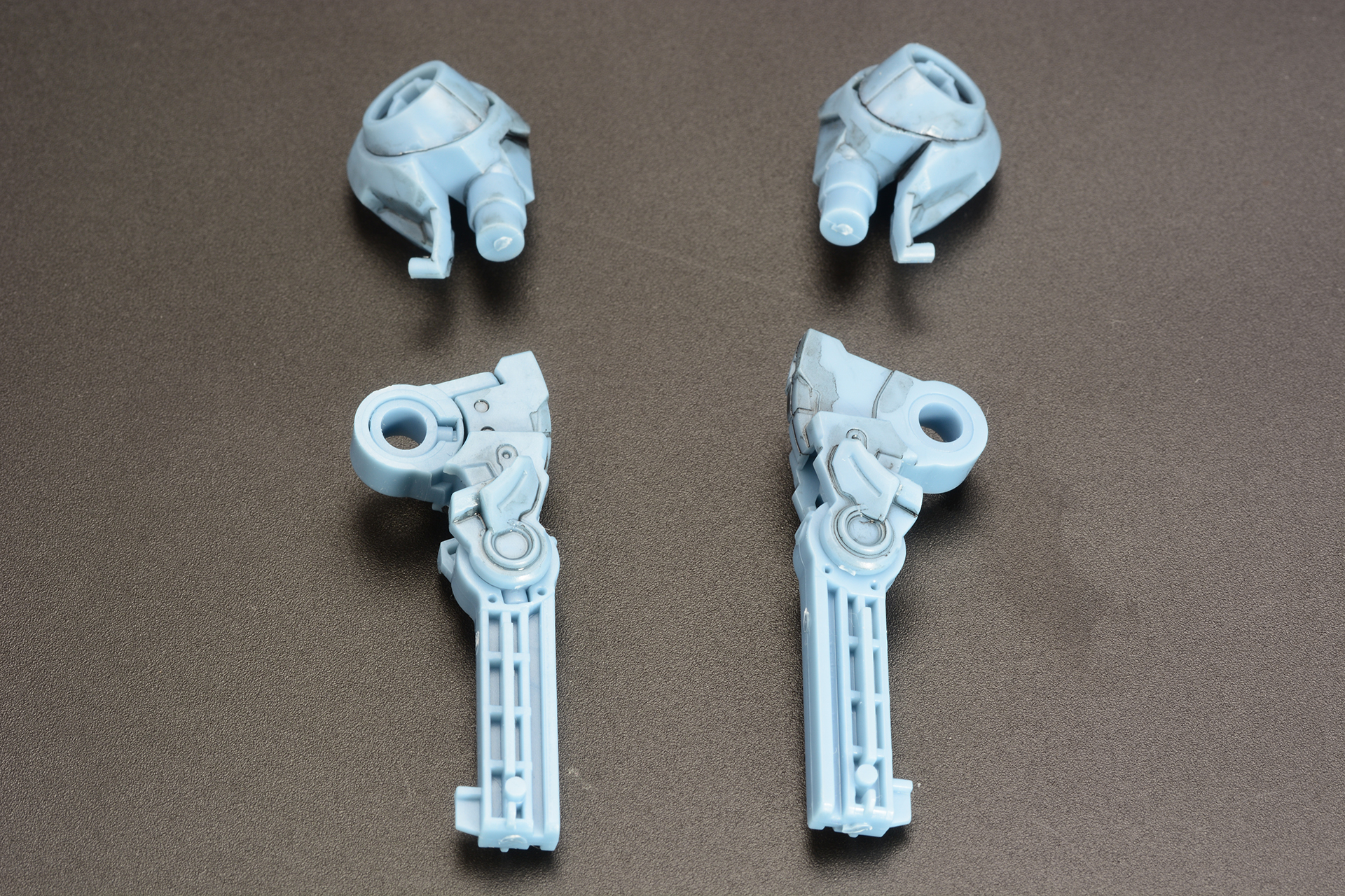 MHの重量を支える脚部のフレームは肉厚のパーツが使用されている。すねはスライド機構を持ったユニークな構造だ