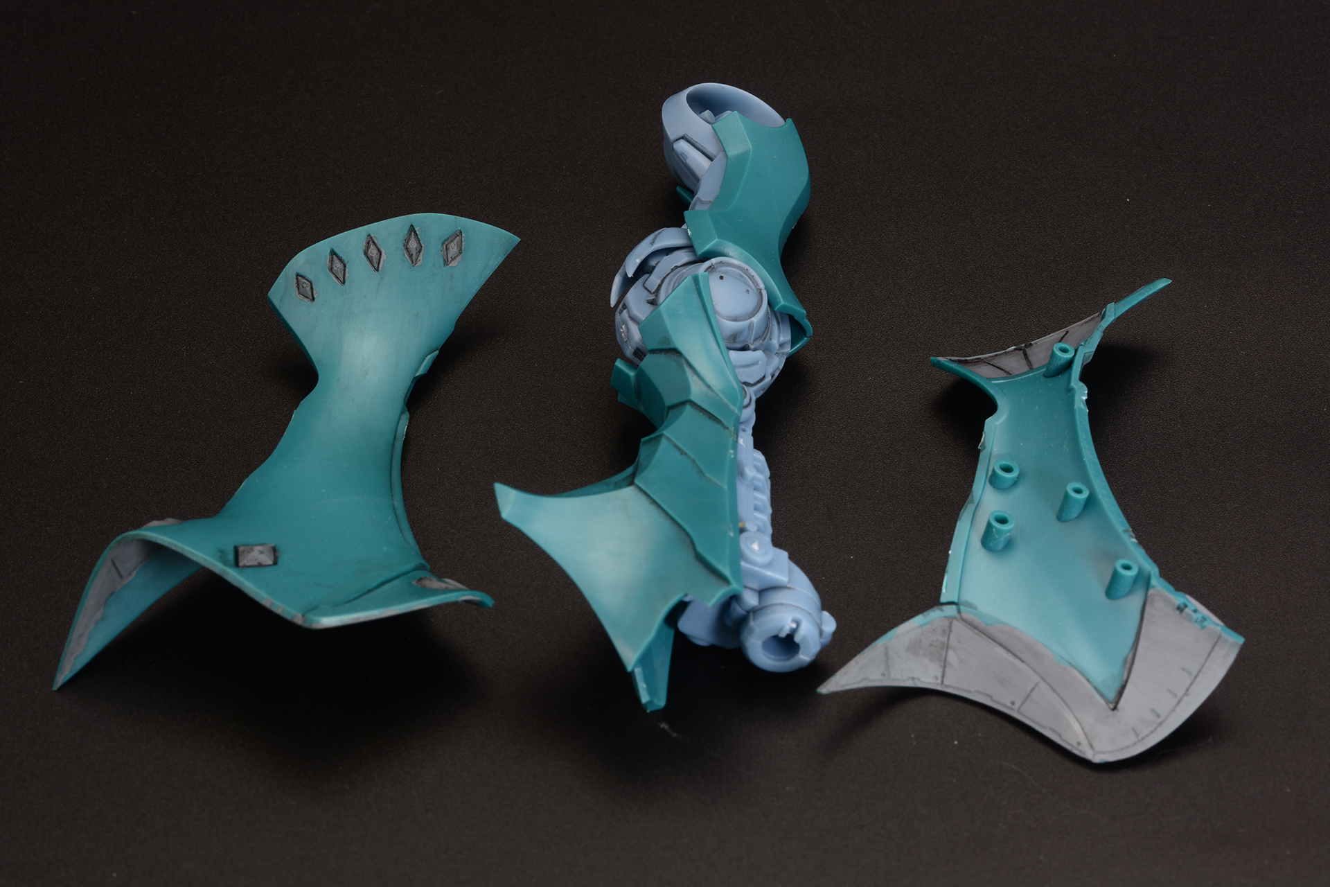 フレームに装甲を取り付けていく