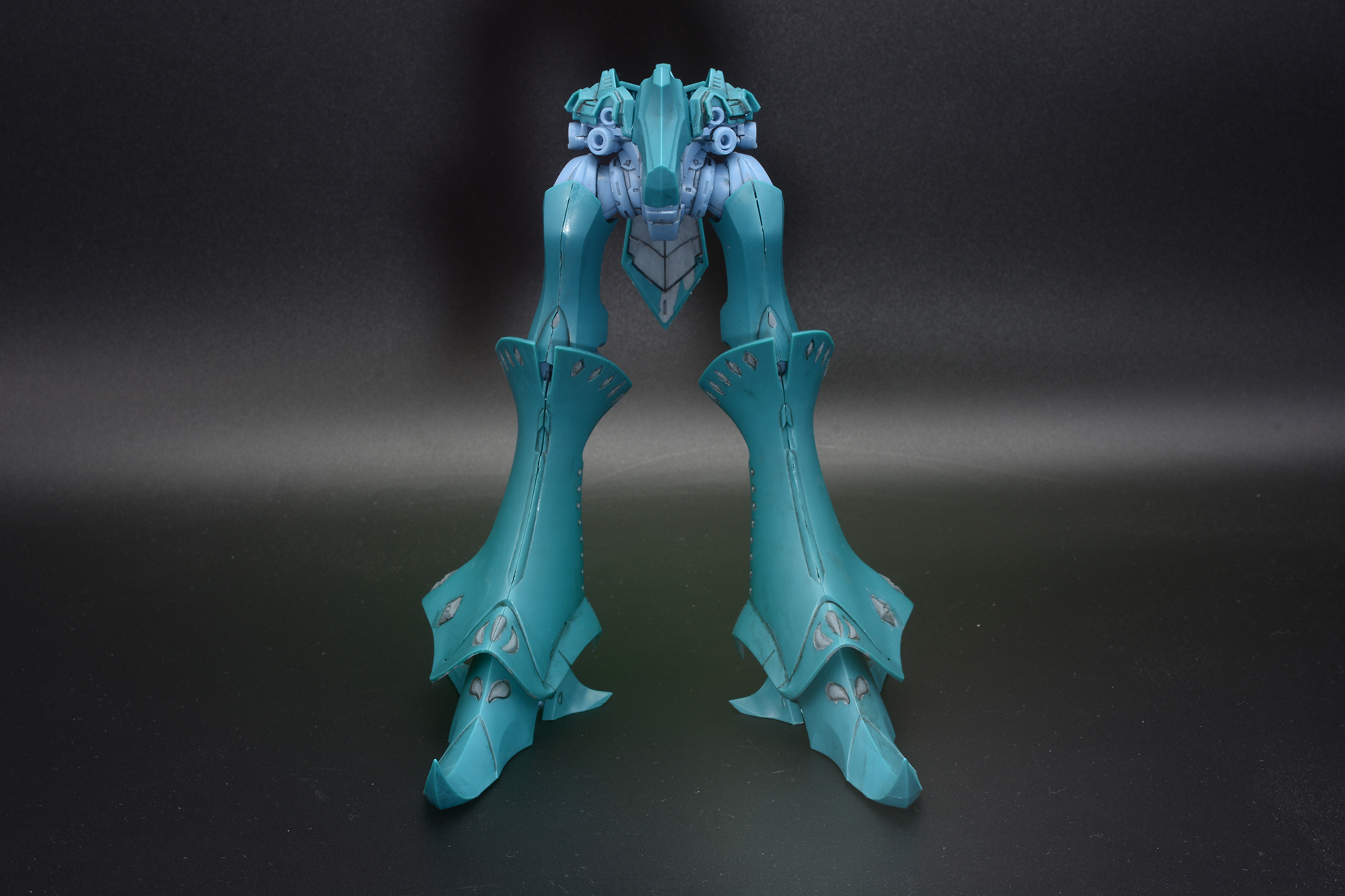 足を腰パーツに取り付ける