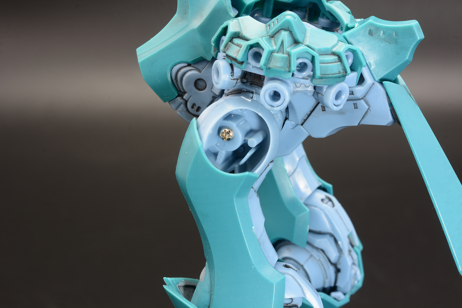 足の基部はビス留め。かなりがっちりはまる。いつでもしぶみを調整できるよう、カバーは接着しないでおこう