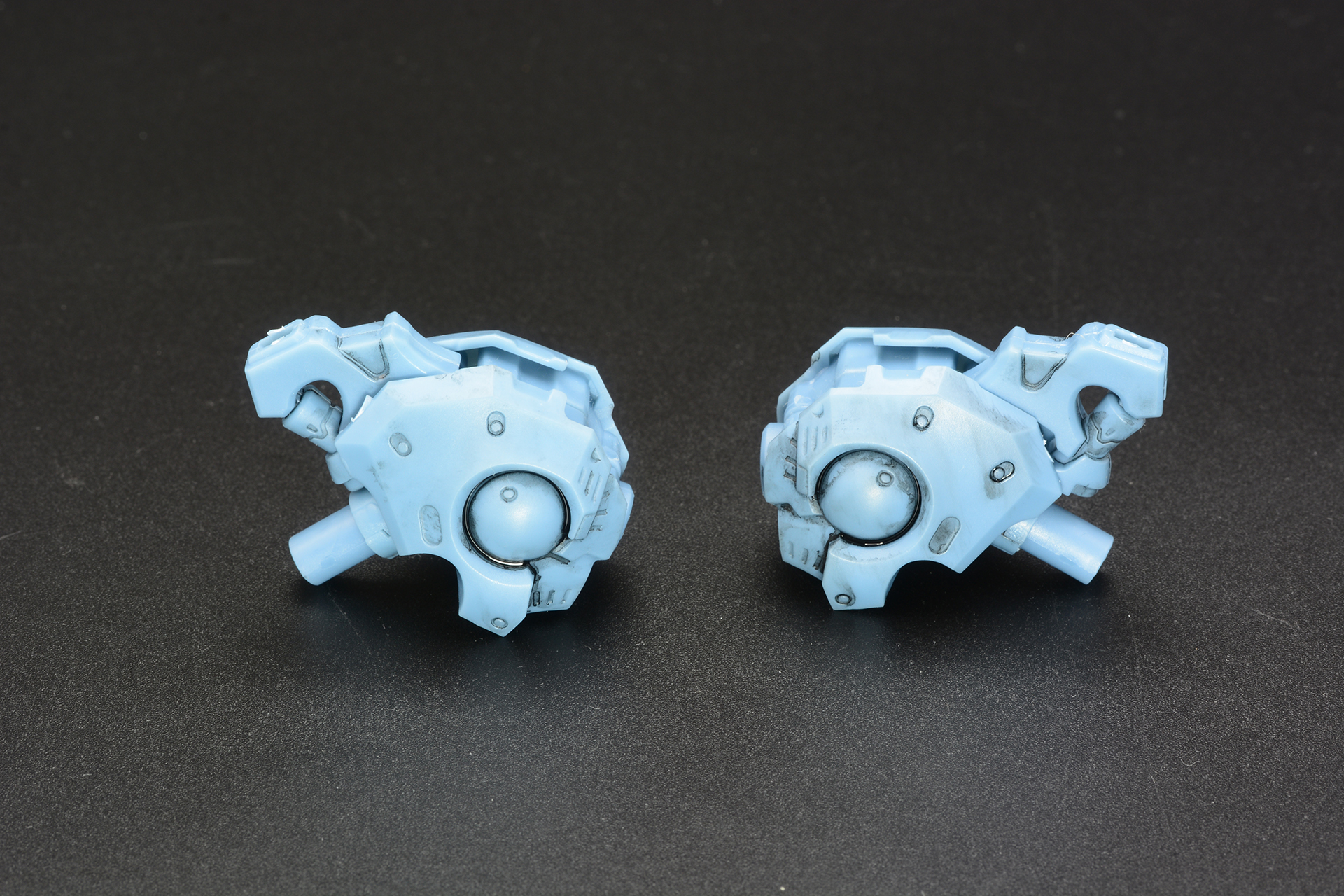 肩部分の組み立て。設定仕様のものだ。本編仕様は外側に張り出したパーツがない