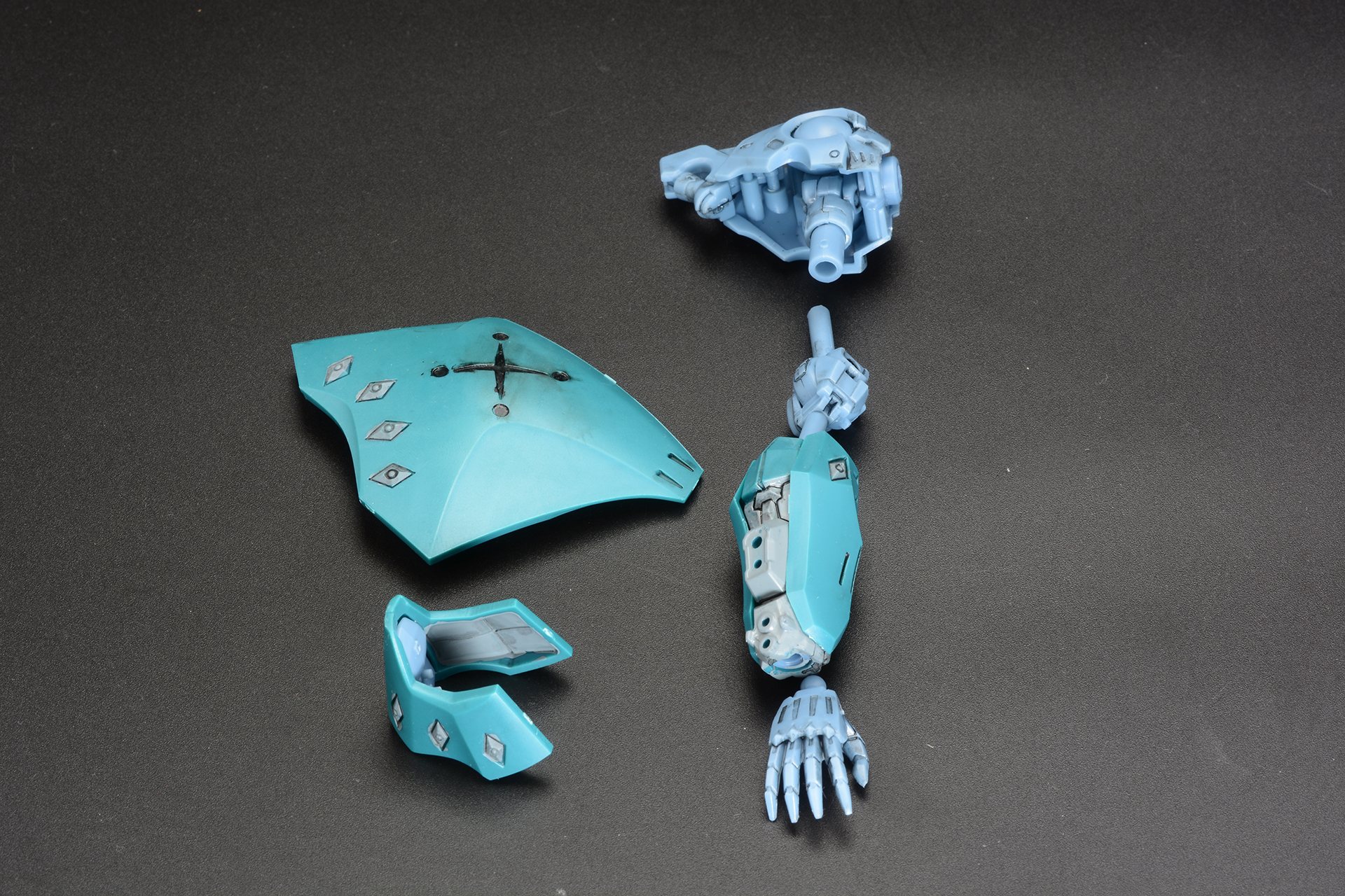 こちらは右腕。肘や前腕、バックラーを組み合わせていく