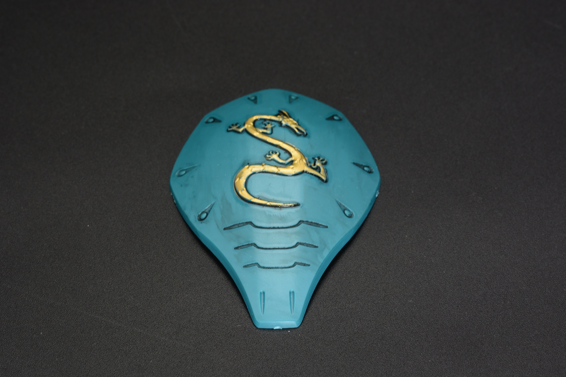 本編仕様の右腕のバックラー。竜が描かれているのがカッコイイ