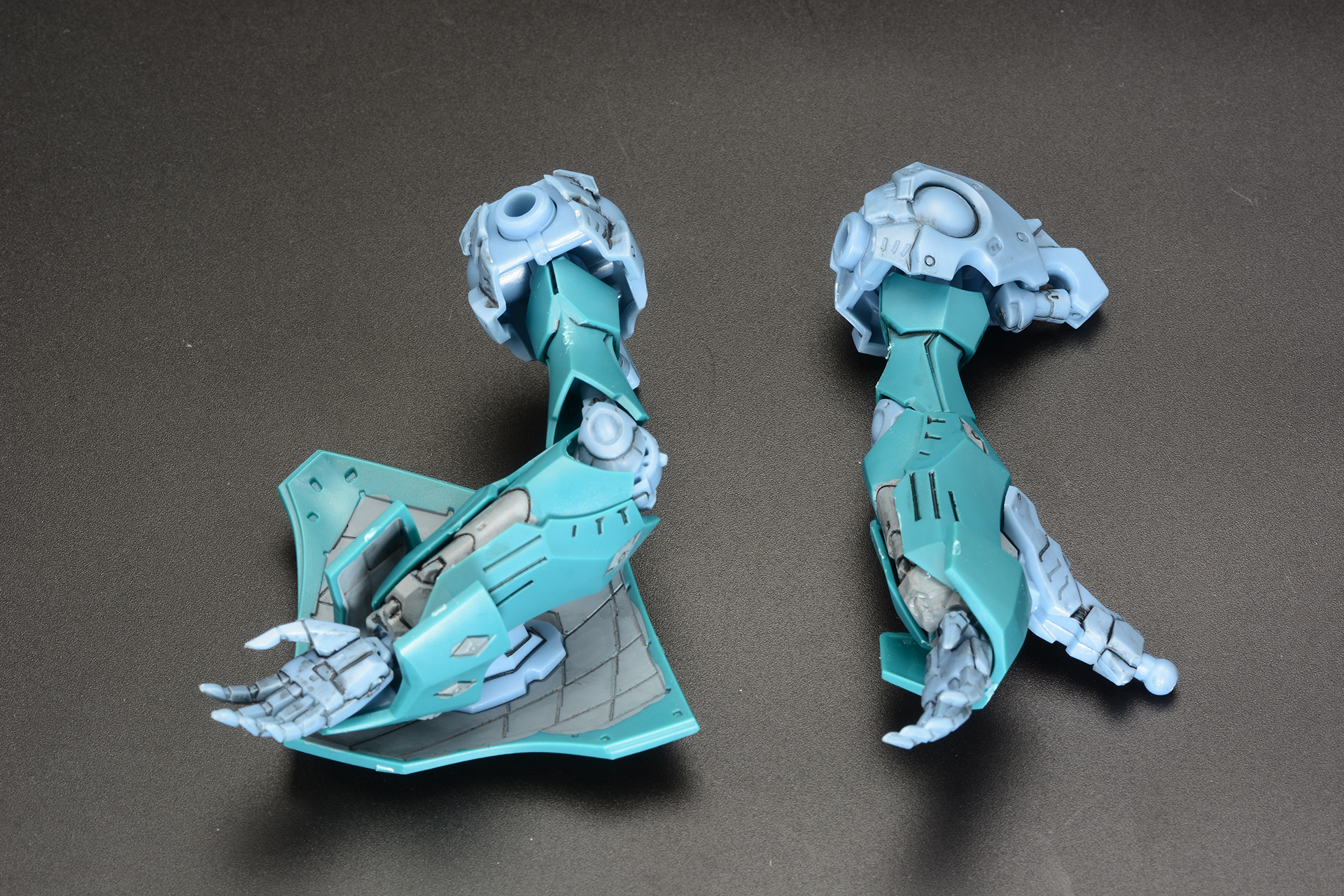 左右の腕を組み立てる。肘の接続部分を引き出すことで肘を深く曲げることが可能になる