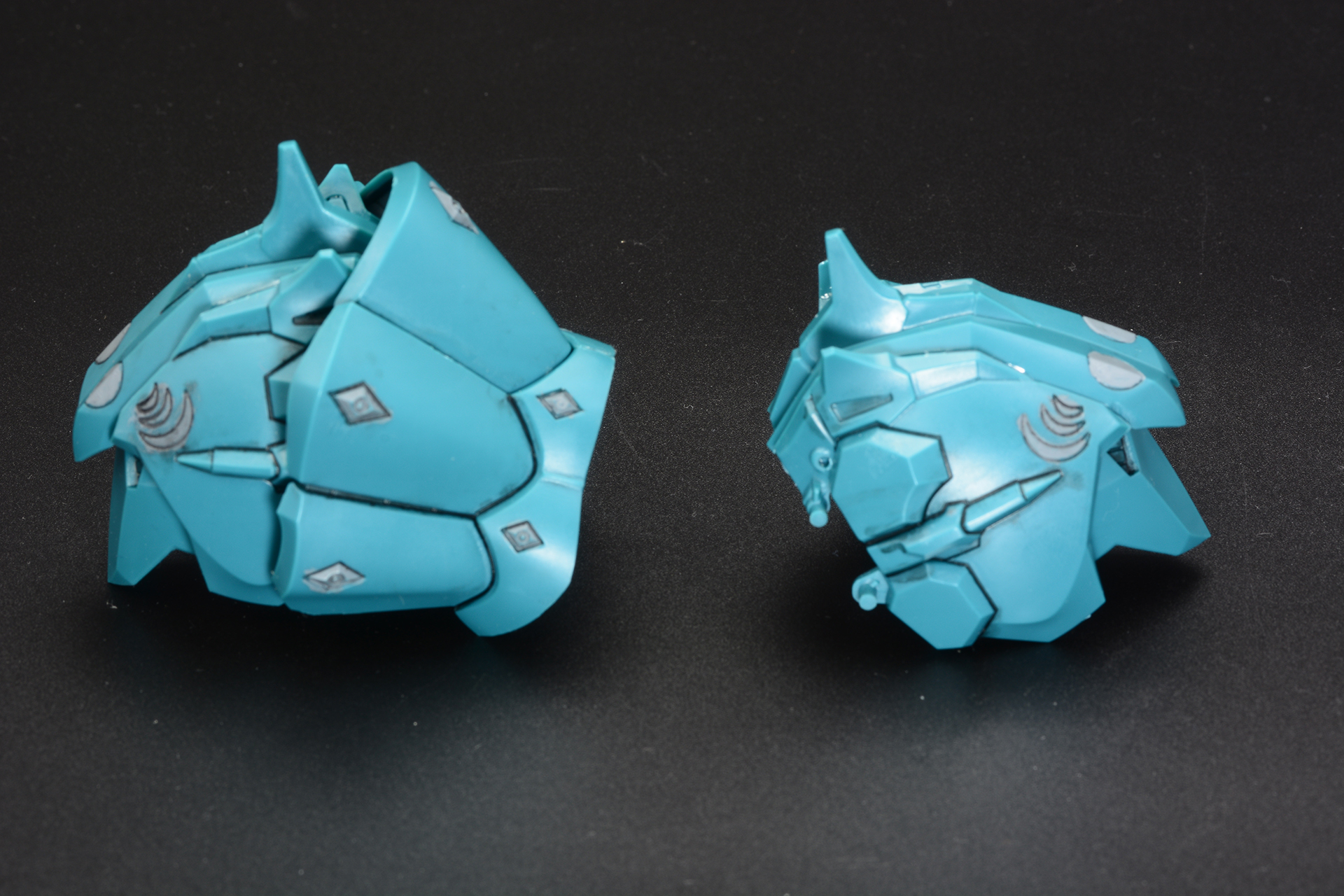 設定仕様の肩装甲は非常にボリュームがある。丸い装甲の内側にさらに厚い装甲をかぶせたデザインなのだ