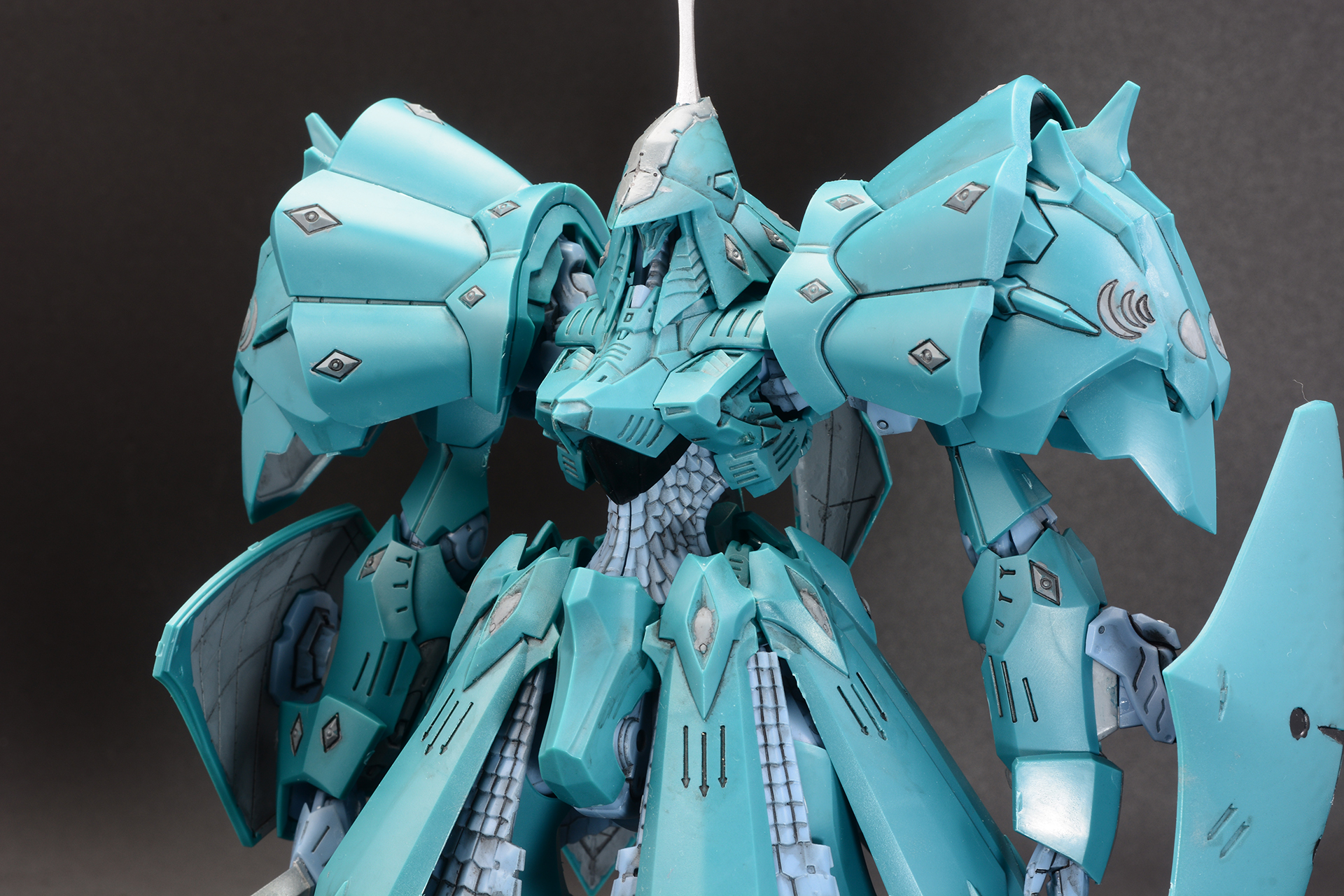 装甲が積み重なったボリュームたっぷりのデザイン