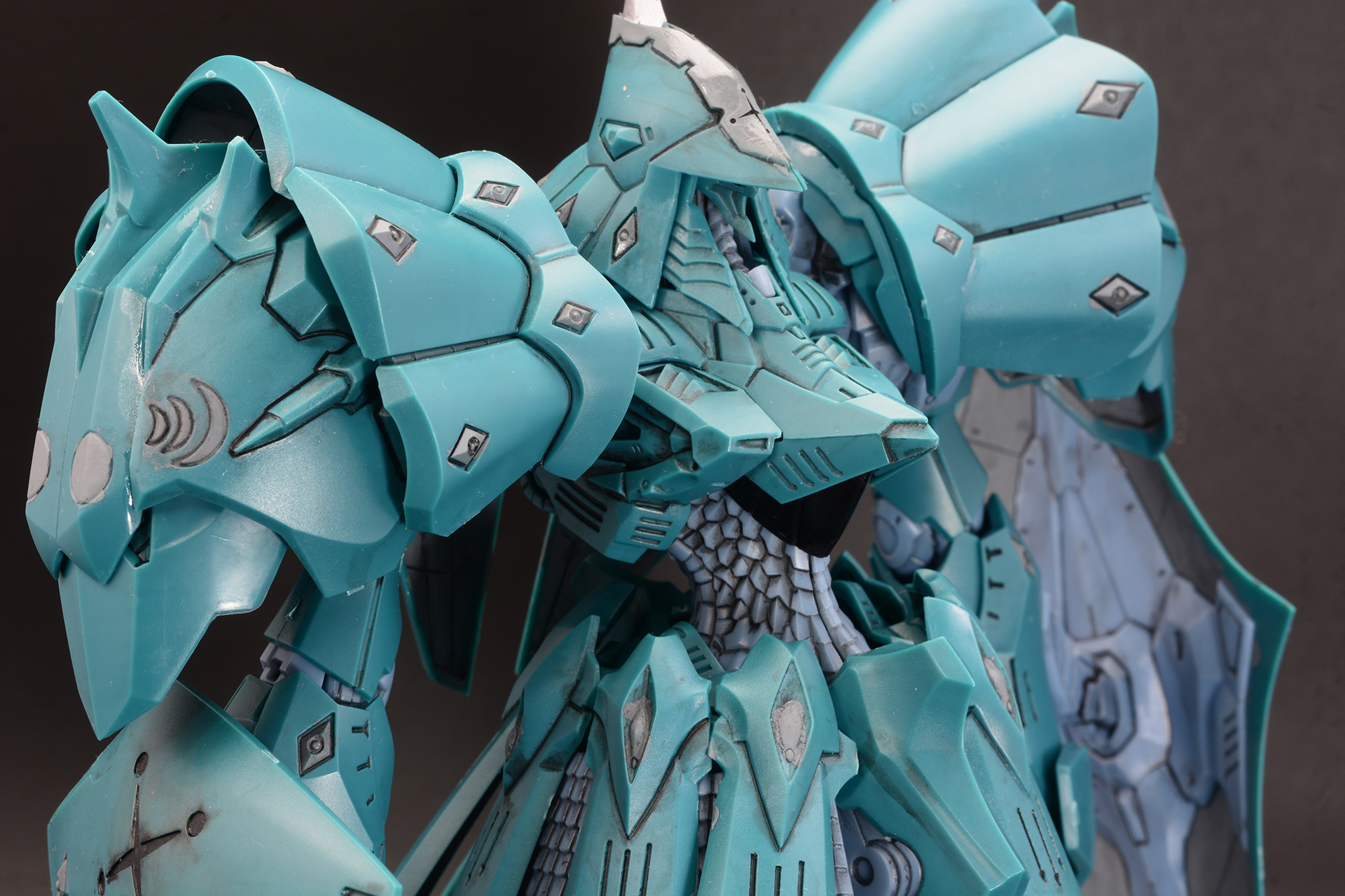 肩や肘、首元など装甲とフレームの描写もスミ入れで強調されている