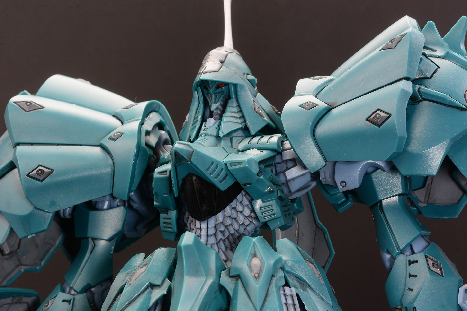 頭部を下からのぞき込むと前を睨む"目"が見える。この迫力が楽しい