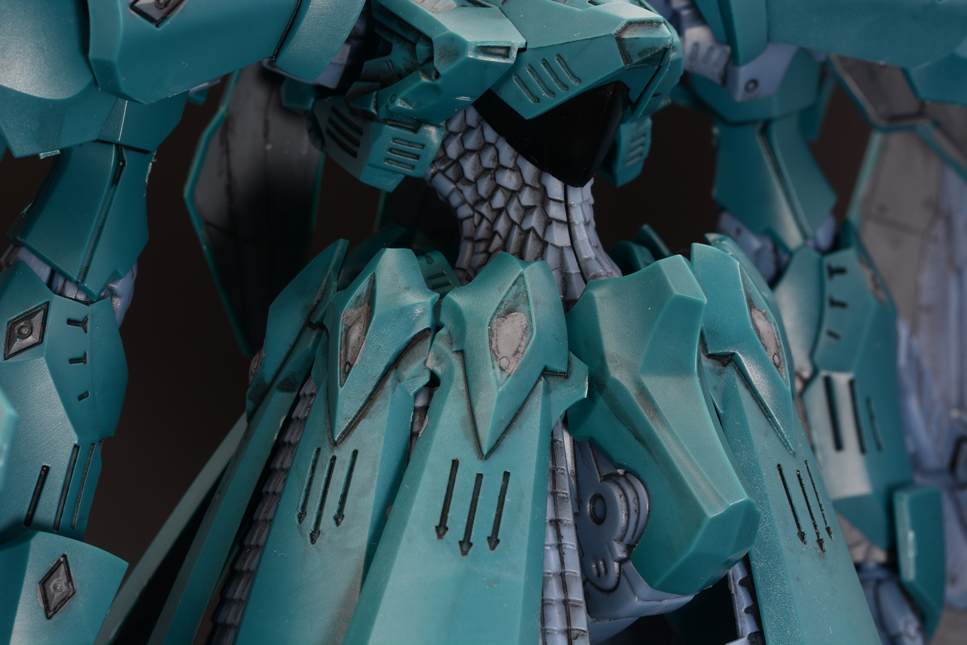 腰の装甲のボリューム感はサイレンの力強さを感じさせる