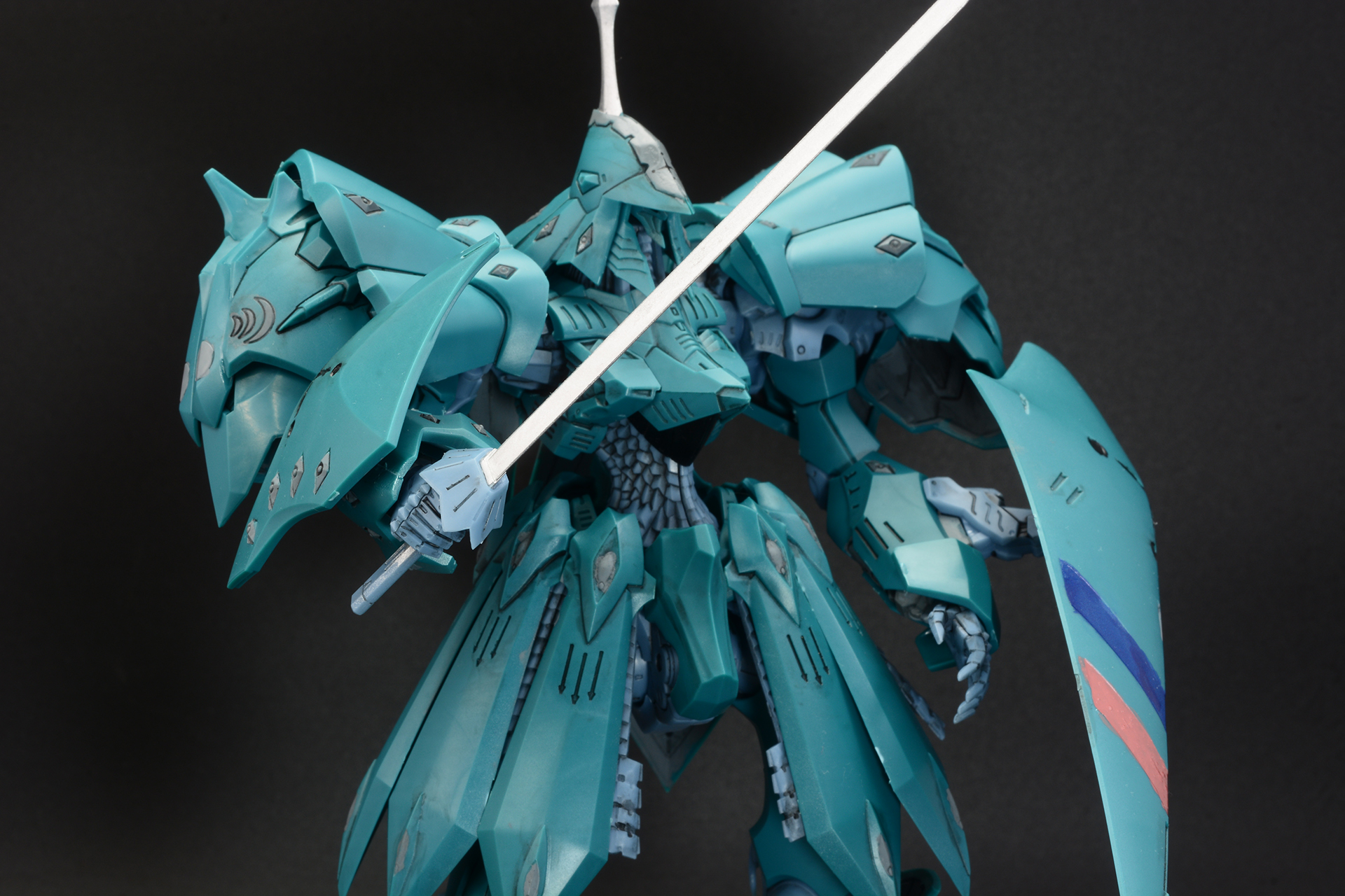 武器を構えさせる。腕の自由度は高いが、足は自重を支えるため動きが制限される。足の大胆な可動は組み直した「しゃがみ姿勢」でお見せしたい