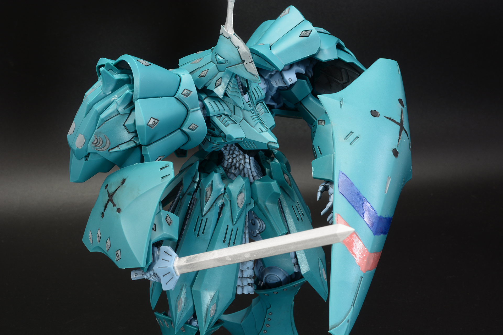 武器を構えさせる。腕の自由度は高いが、足は自重を支えるため動きが制限される。足の大胆な可動は組み直した「しゃがみ姿勢」でお見せしたい