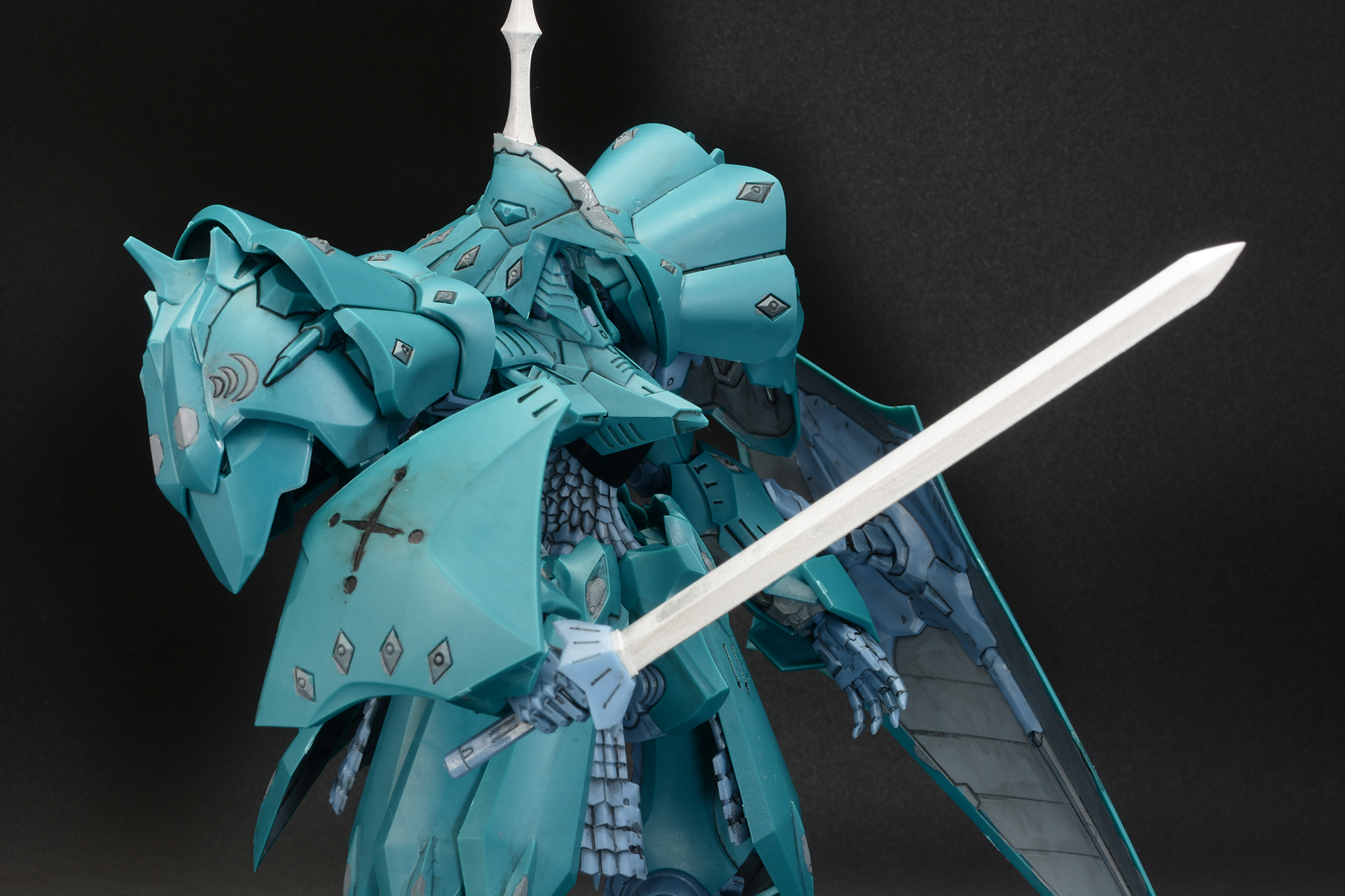 武器を構えさせる。腕の自由度は高いが、足は自重を支えるため動きが制限される。足の大胆な可動は組み直した「しゃがみ姿勢」でお見せしたい