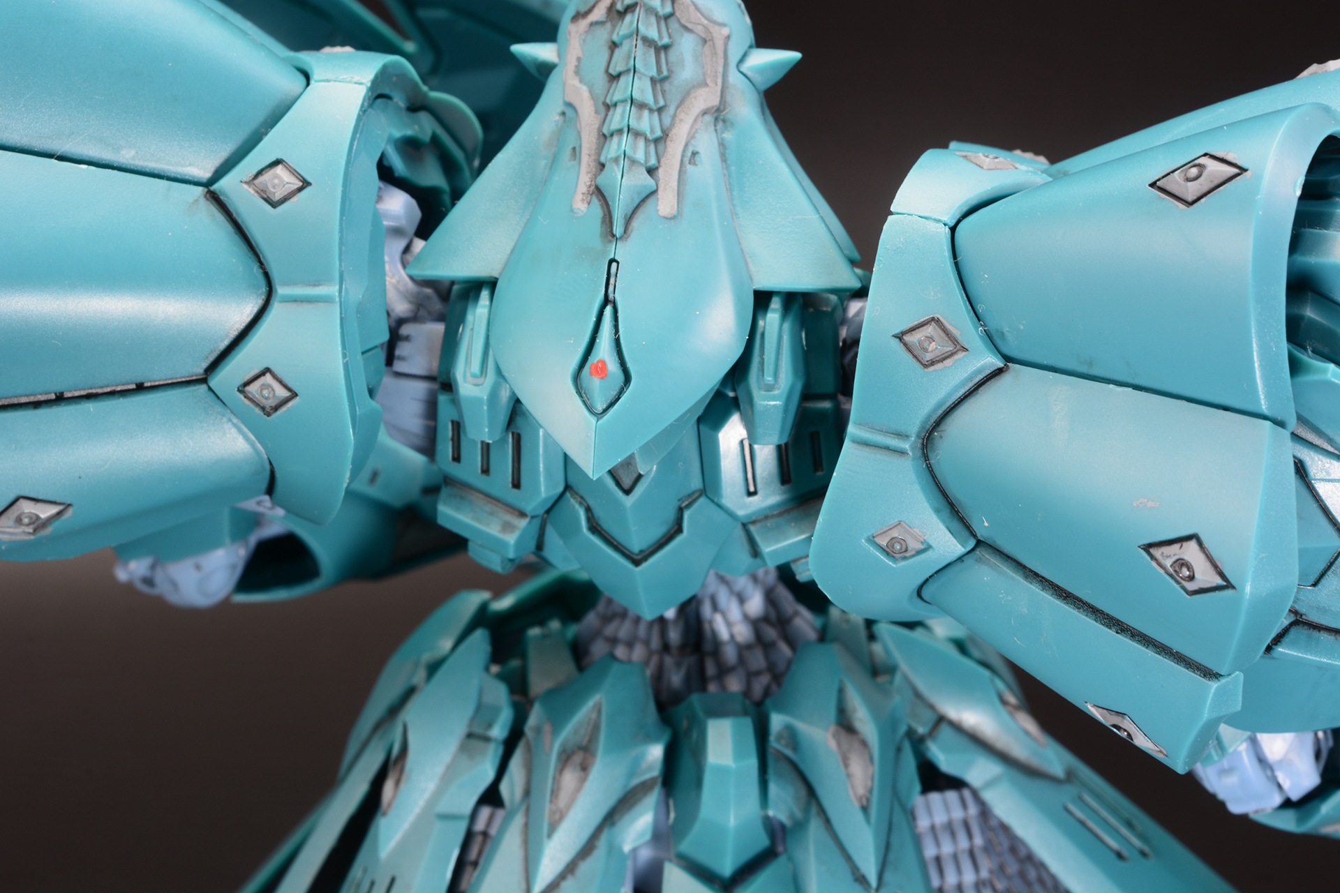 本編仕様は背面装甲も小型化される