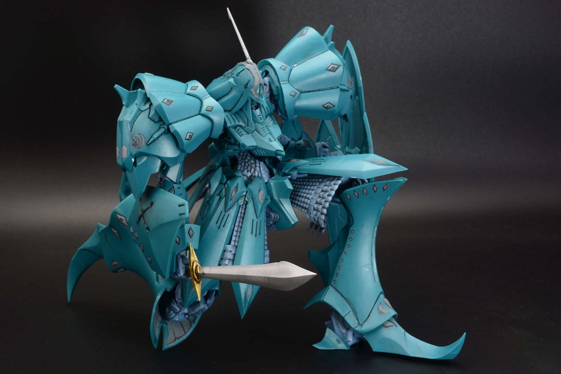 足をいったん取り外し、基部も専用ビスに交換することで可能なしゃがみ姿勢。立った姿とは雰囲気が変わる