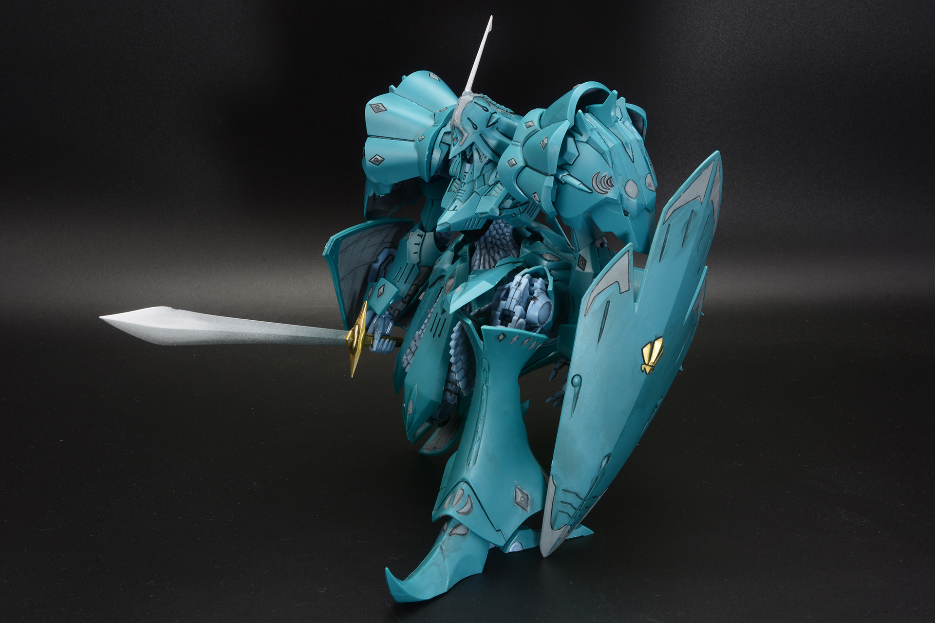 跳ね上げた腰装甲も別パーツで接続している。これまでこういったポーズをとらせるには各パーツを切り離すような改造が必要だったが、本製品は組み直すだけでこのポーズがとれる