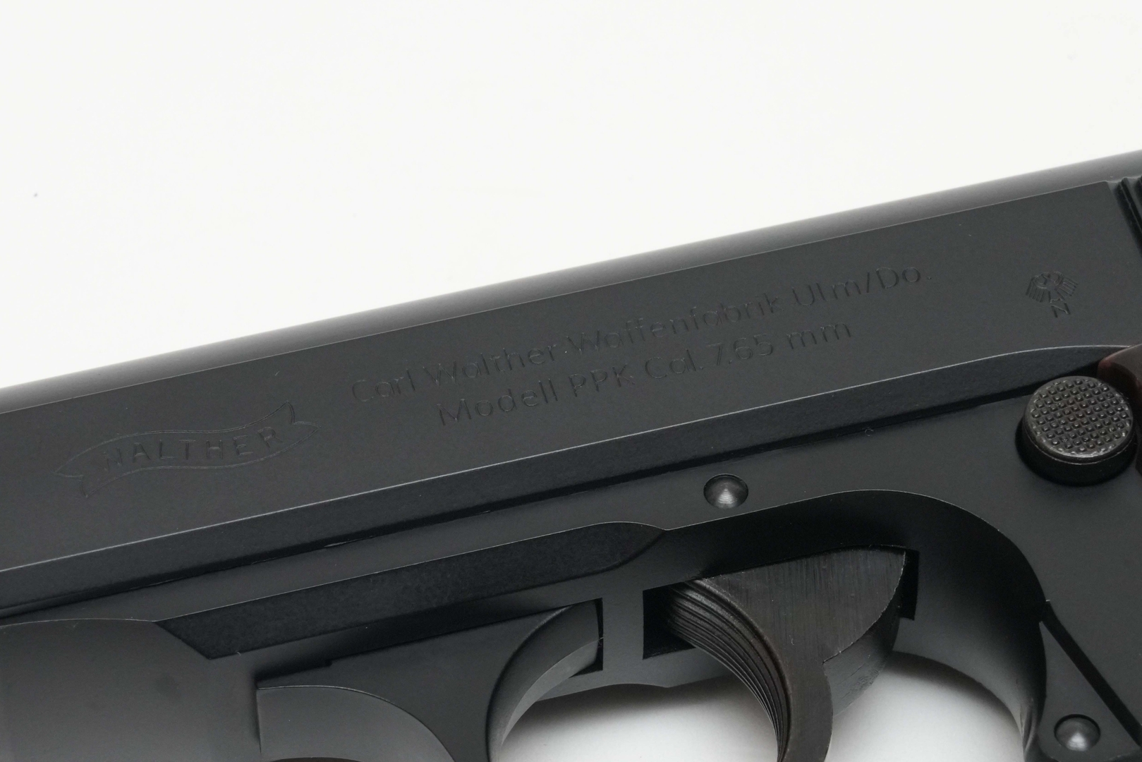 スライド左には「Carl Walther Waffenfabrik Ulm/Do. Modell PPK Cal. 7.65 mm」と刻印