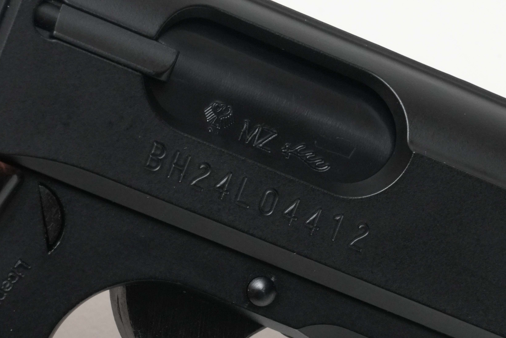 エジェクションポートには「MZ」、スライド右には「BH24L04412」と刻印