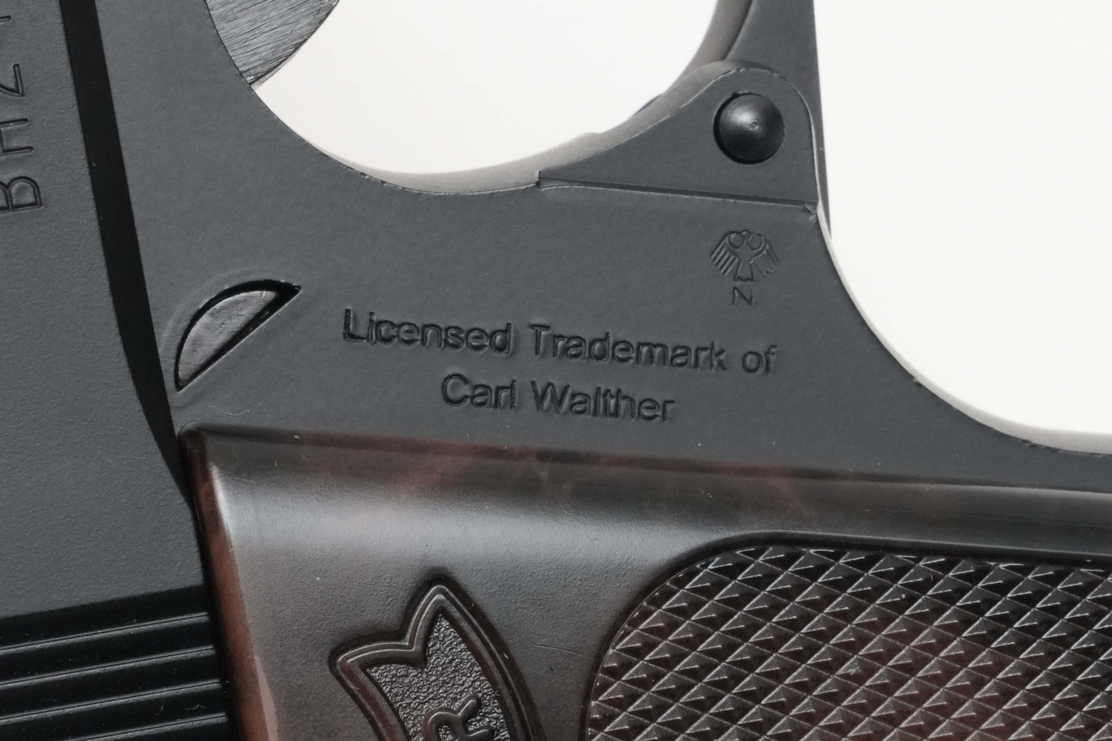 トリガー右側面付近には「Licensed Trademark of Carl Walther」と刻印