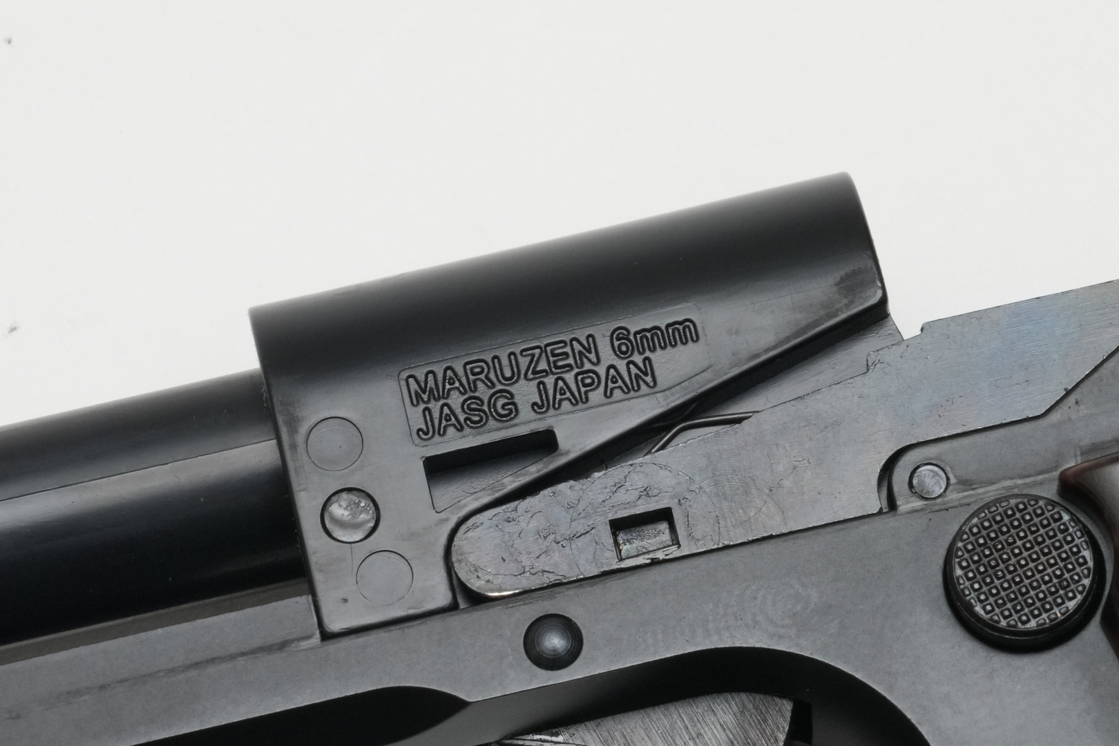 「MARUZEN 6mm JASG JAPAN」の刻印はチャンバーに記されており、外からは見えない