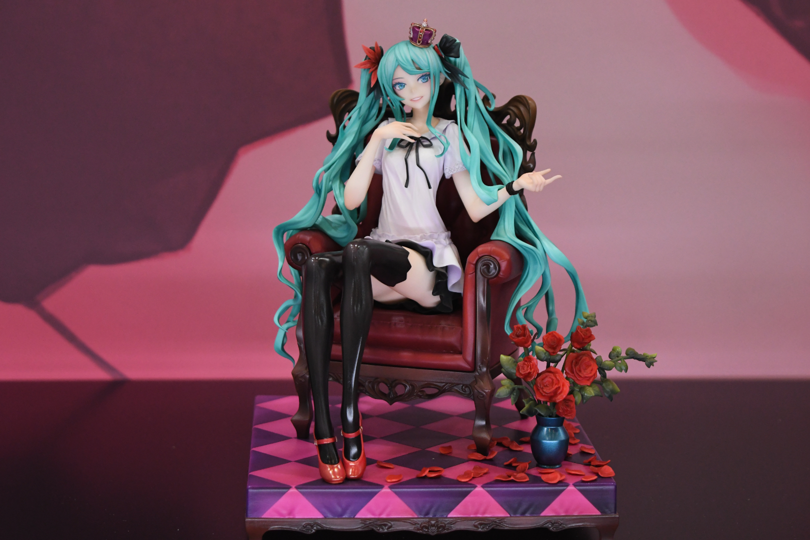 クールで気品のある、普段のミクとはまた違った魅力を放っている