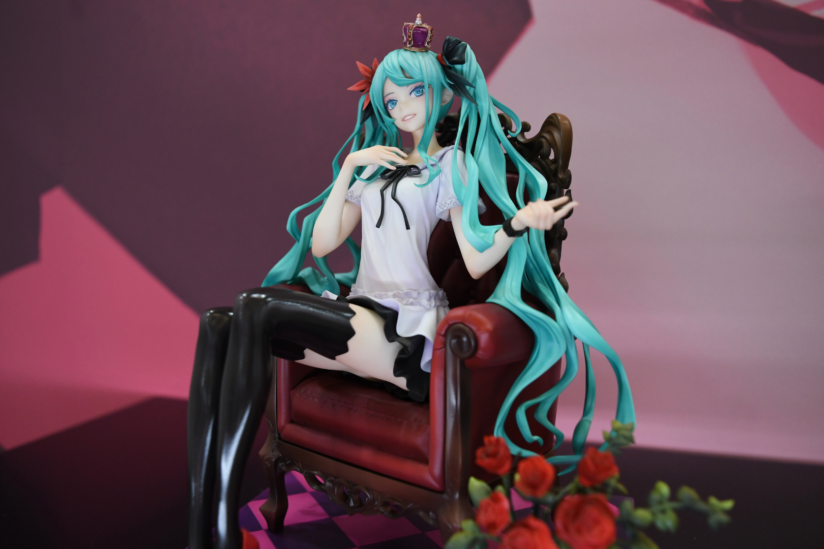 クールで気品のある、普段のミクとはまた違った魅力を放っている